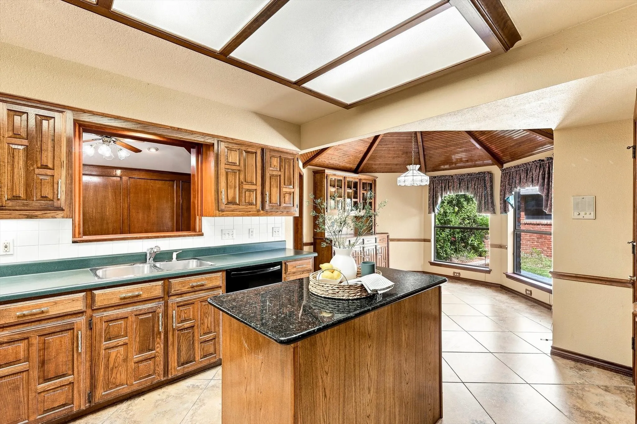 Single Family Residence For Sale in Dallas County , 205 Split Rock Terrace, Ovilla, Texas 75154, 3 Bedroom, 3 Bathroom, 2 Garage spaces, 3,065 Sqft, built in 1984, mls#21353908, Real Estate Agent in Ovilla, Homes For Sale in Dallas county, Homes For Sale in Ovilla, Realtor in Ovilla Texas, Real Estate Brokerage Independent Realty Texas, Luminita Cordes Realtor