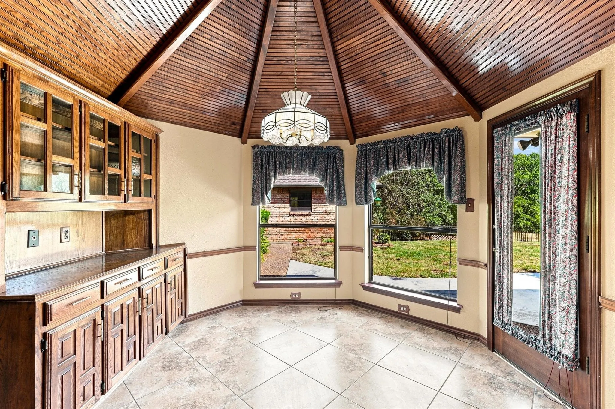 Single Family Residence For Sale in Dallas County , 205 Split Rock Terrace, Ovilla, Texas 75154, 3 Bedroom, 3 Bathroom, 2 Garage spaces, 3,065 Sqft, built in 1984, mls#21353908, Real Estate Agent in Ovilla, Homes For Sale in Dallas county, Homes For Sale in Ovilla, Realtor in Ovilla Texas, Real Estate Brokerage Independent Realty Texas, Luminita Cordes Realtor