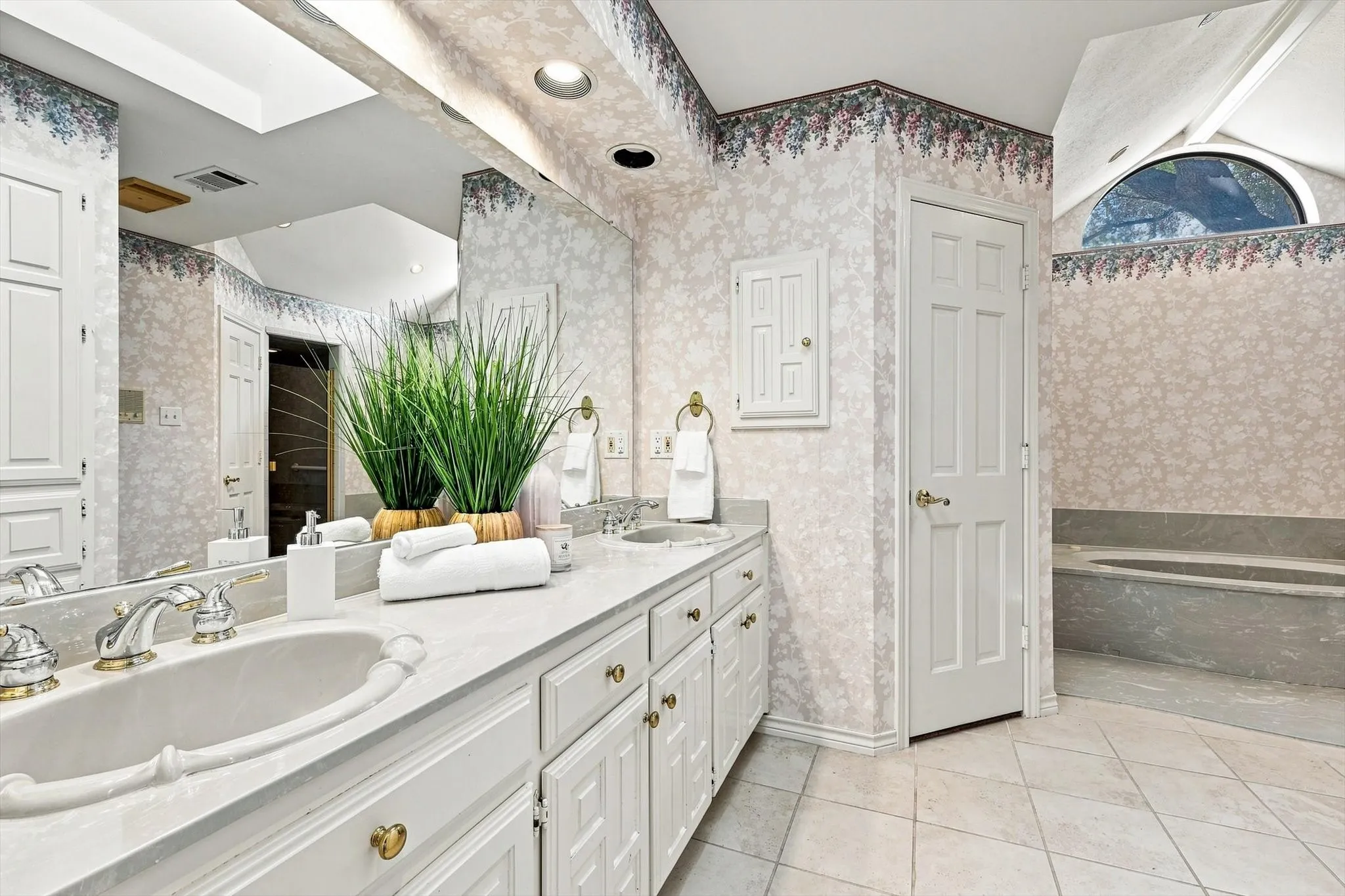 Single Family Residence For Sale in Dallas County , 205 Split Rock Terrace, Ovilla, Texas 75154, 3 Bedroom, 3 Bathroom, 2 Garage spaces, 3,065 Sqft, built in 1984, mls#21353908, Real Estate Agent in Ovilla, Homes For Sale in Dallas county, Homes For Sale in Ovilla, Realtor in Ovilla Texas, Real Estate Brokerage Independent Realty Texas, Luminita Cordes Realtor