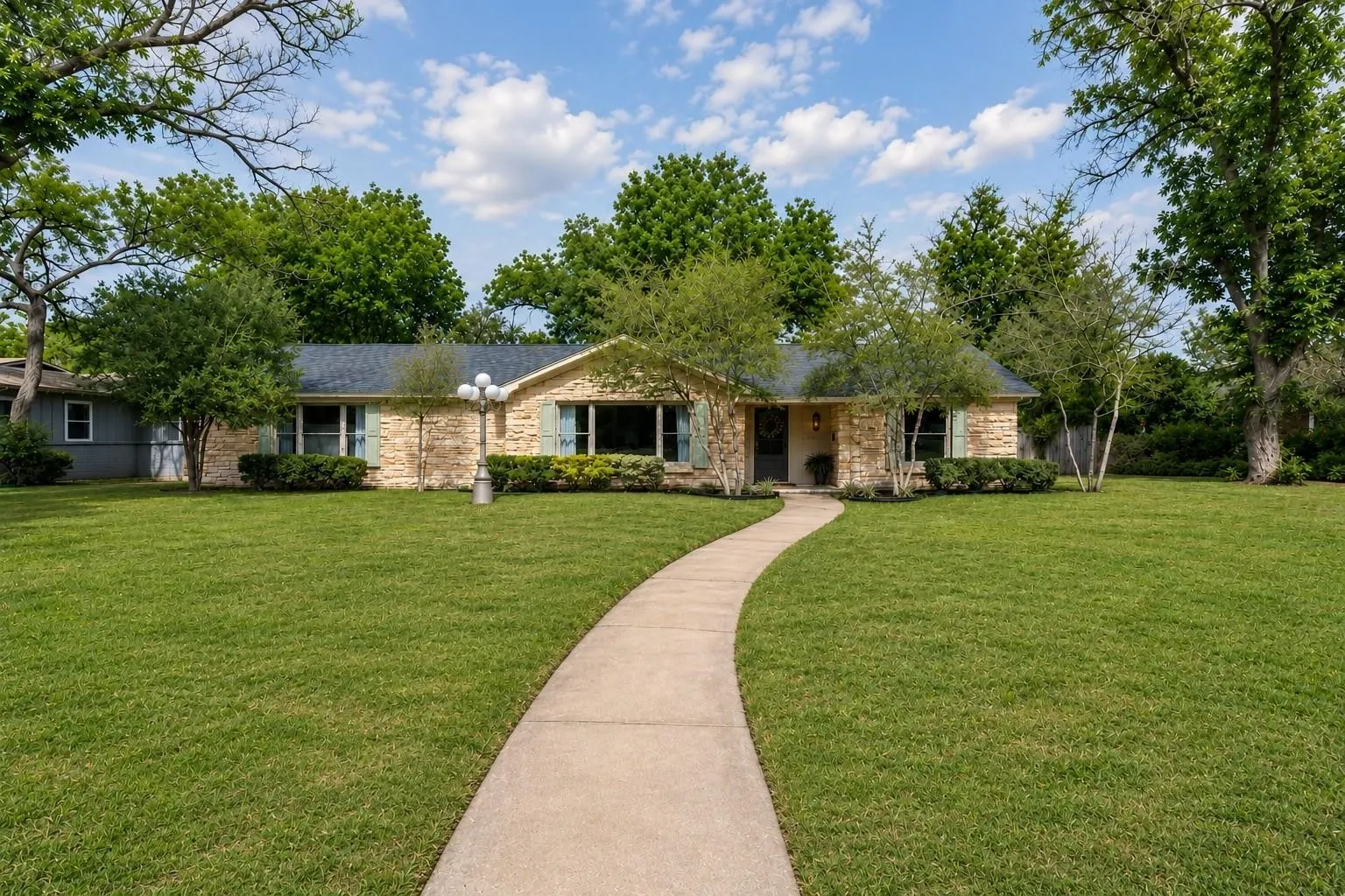 Single Family Residence For Sale in Taylor County , 1349 SYLVAN Drive, Abilene, Texas 79605, 3 Bedroom, 2 Bathroom, 2 Garage spaces, 2,382 Sqft, built in 1949, mls#21360634, Real Estate Agent in Abilene, Homes For Sale in Taylor county, Homes For Sale in Abilene, Realtor in Abilene Texas, Real Estate Brokerage Independent Realty Texas, Luminita Cordes Realtor