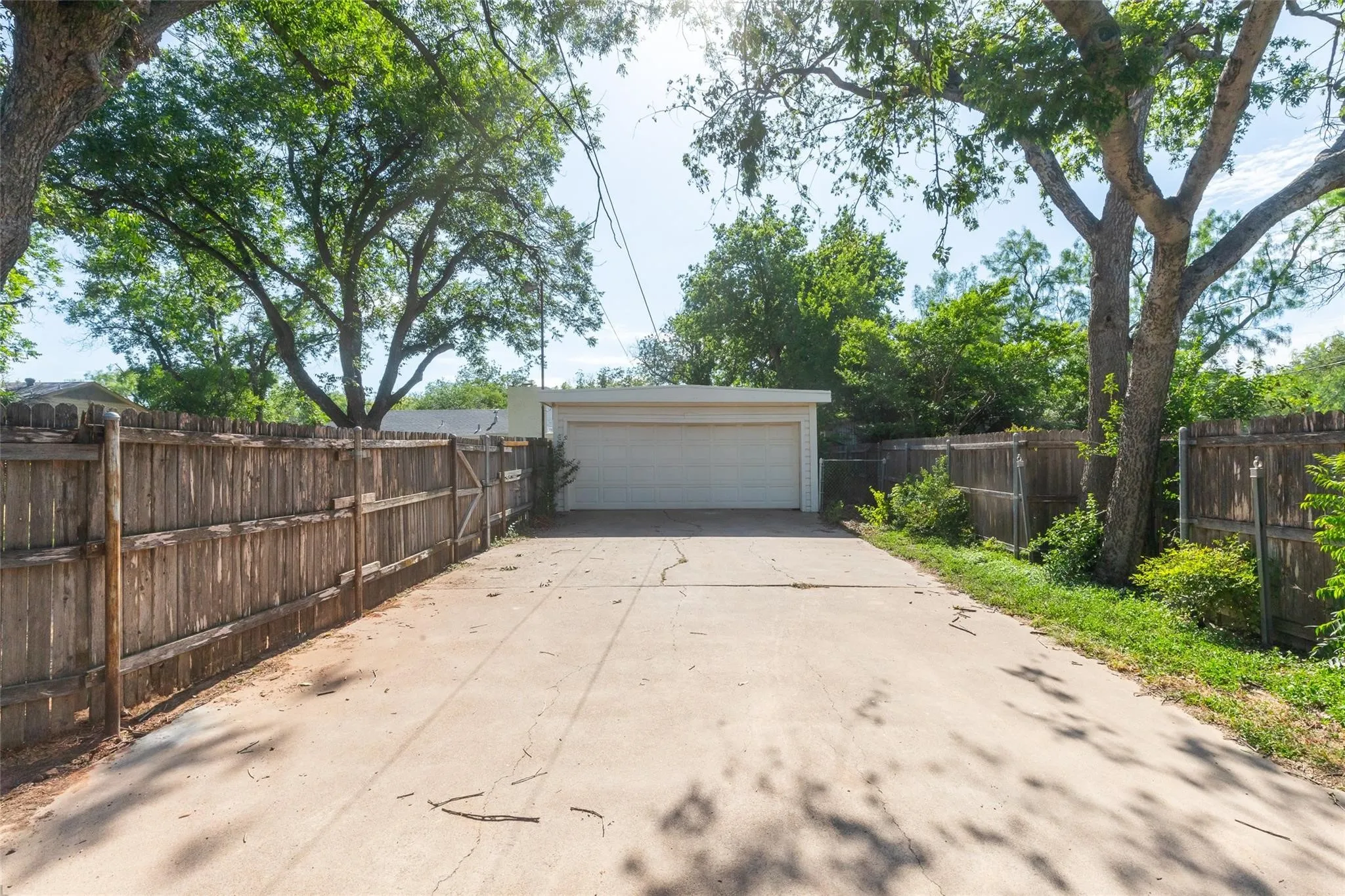 oversized driveway & 2 car garage in back