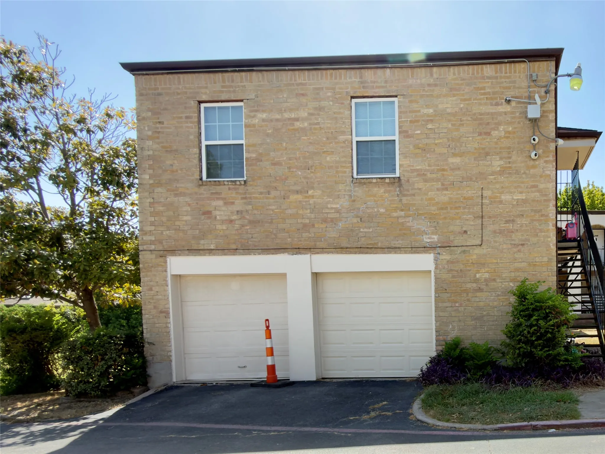 Condominium For Sale in Tarrant County , 6032 Westridge Lane 201, Fort Worth, Texas 76116, 3 Bedroom, 3 Bathroom, 2 Garage spaces, 1,792 Sqft, built in 1969, mls#21358231, Real Estate Agent in Fort Worth, Homes For Sale in Tarrant county, Homes For Sale in Fort Worth, Realtor in Fort Worth Texas, Real Estate Brokerage Independent Realty Texas, Luminita Cordes Realtor