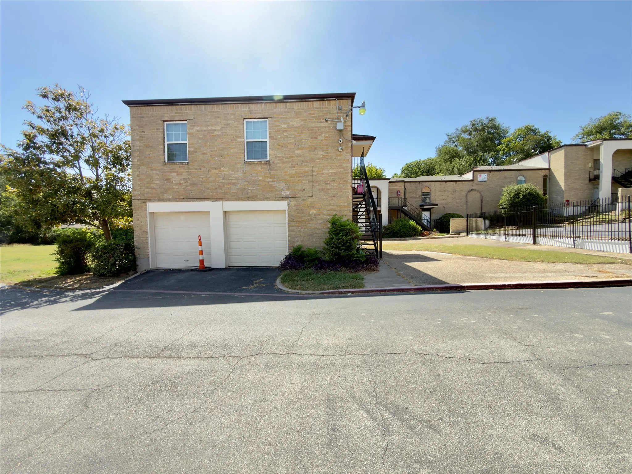 Condominium For Sale in Tarrant County , 6032 Westridge Lane 201, Fort Worth, Texas 76116, 3 Bedroom, 3 Bathroom, 2 Garage spaces, 1,792 Sqft, built in 1969, mls#21358231, Real Estate Agent in Fort Worth, Homes For Sale in Tarrant county, Homes For Sale in Fort Worth, Realtor in Fort Worth Texas, Real Estate Brokerage Independent Realty Texas, Luminita Cordes Realtor
