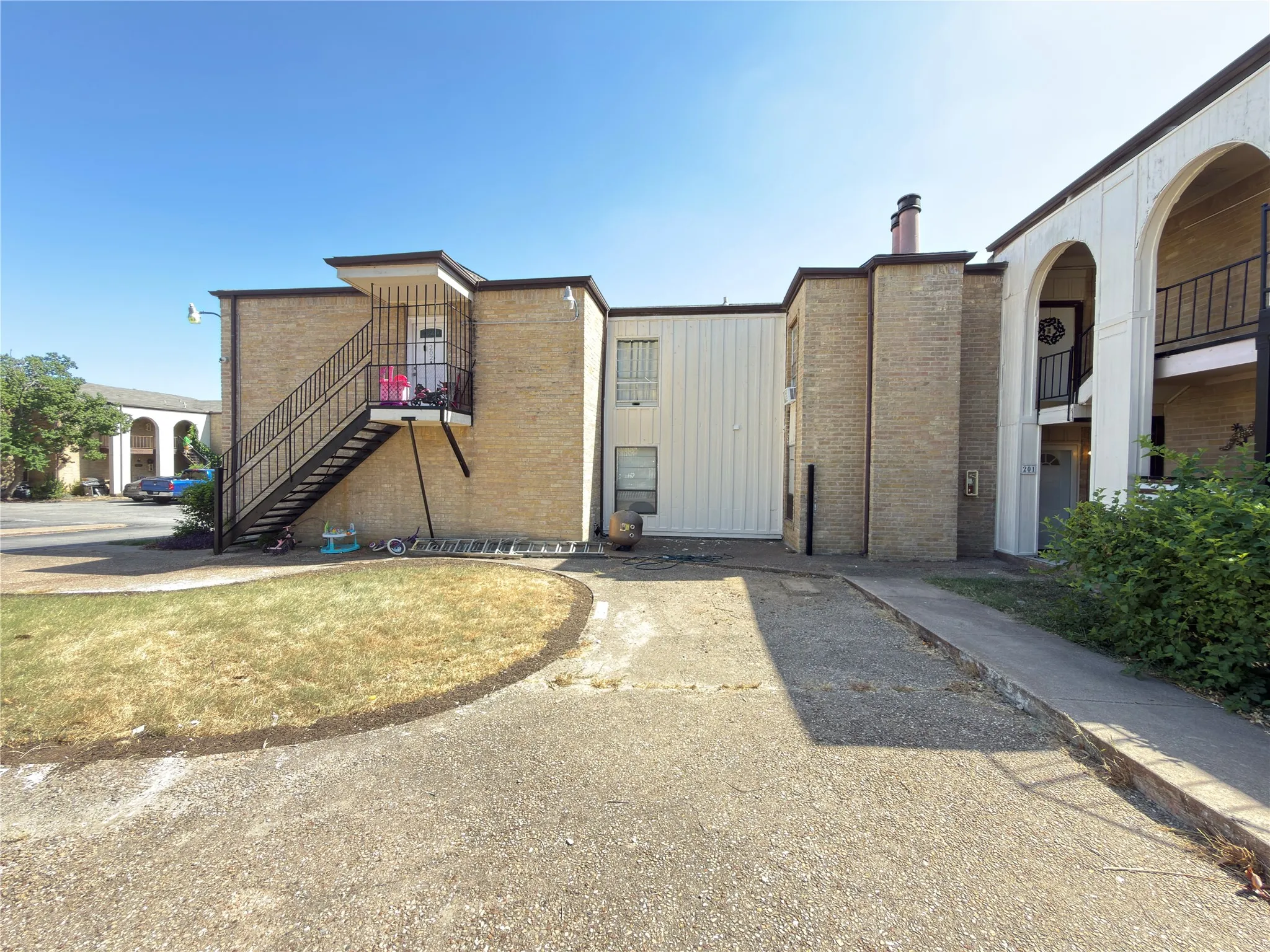 Condominium For Sale in Tarrant County , 6032 Westridge Lane 201, Fort Worth, Texas 76116, 3 Bedroom, 3 Bathroom, 2 Garage spaces, 1,792 Sqft, built in 1969, mls#21358231, Real Estate Agent in Fort Worth, Homes For Sale in Tarrant county, Homes For Sale in Fort Worth, Realtor in Fort Worth Texas, Real Estate Brokerage Independent Realty Texas, Luminita Cordes Realtor