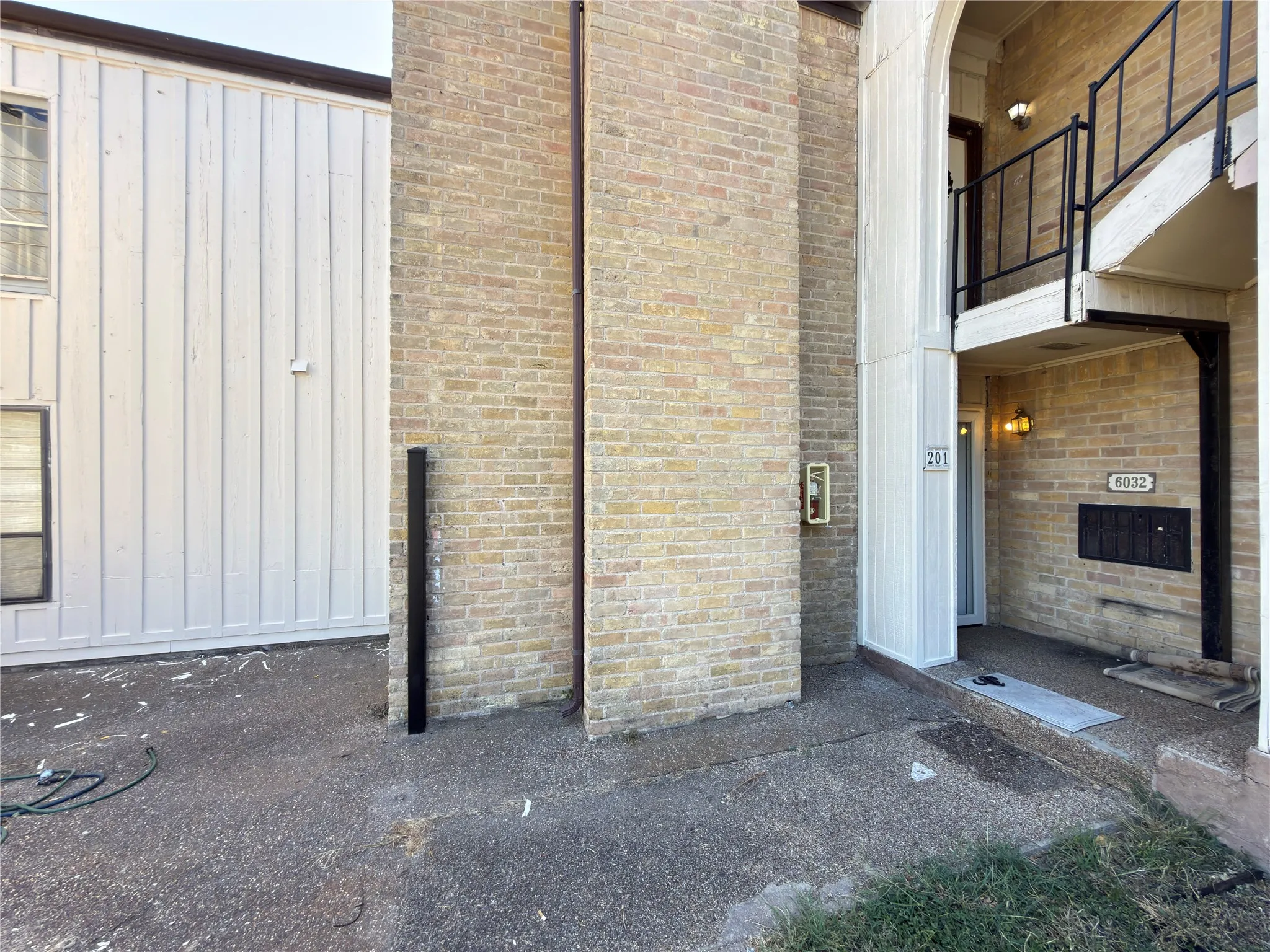 Condominium For Sale in Tarrant County , 6032 Westridge Lane 201, Fort Worth, Texas 76116, 3 Bedroom, 3 Bathroom, 2 Garage spaces, 1,792 Sqft, built in 1969, mls#21358231, Real Estate Agent in Fort Worth, Homes For Sale in Tarrant county, Homes For Sale in Fort Worth, Realtor in Fort Worth Texas, Real Estate Brokerage Independent Realty Texas, Luminita Cordes Realtor