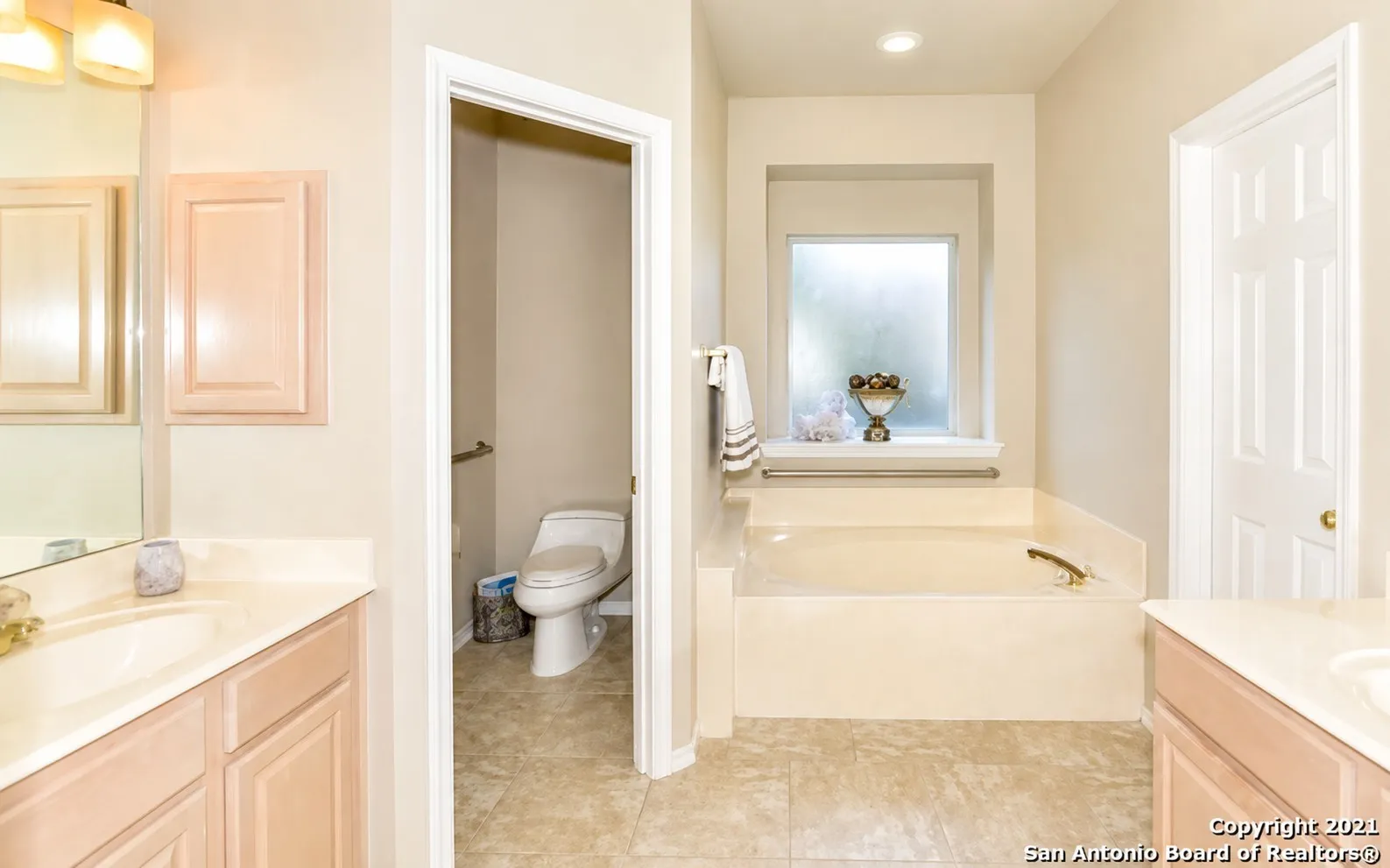 Single Family Residence For Sale in Bexar County , 7 Nikita Drive, San Antonio, Texas 78248, 4 Bedroom, 2 Bathroom, 2 Garage spaces, 2,128 Sqft, built in 1996, Price $415,000, mls#21356143, Real Estate Agent in San Antonio, Homes For Sale in Bexar county, Homes For Sale in San Antonio, Realtor in San Antonio Texas, Real Estate Brokerage Independent Realty Texas, Luminita Cordes Realtor
