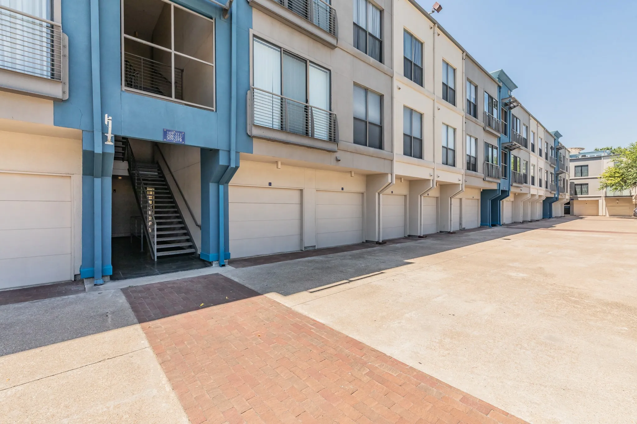 Condominium For Sale in Dallas County , 4414 Cedar Springs Road 310, Dallas, Texas 75219, 2 Bedroom, 1 Bathroom, Garage spaces, 963 Sqft, built in 2003, Price $260,000, mls#21360395, Real Estate Agent in Dallas, Homes For Sale in Dallas county, Homes For Sale in Dallas, Realtor in Dallas Texas, Real Estate Brokerage Independent Realty Texas, Luminita Cordes Realtor