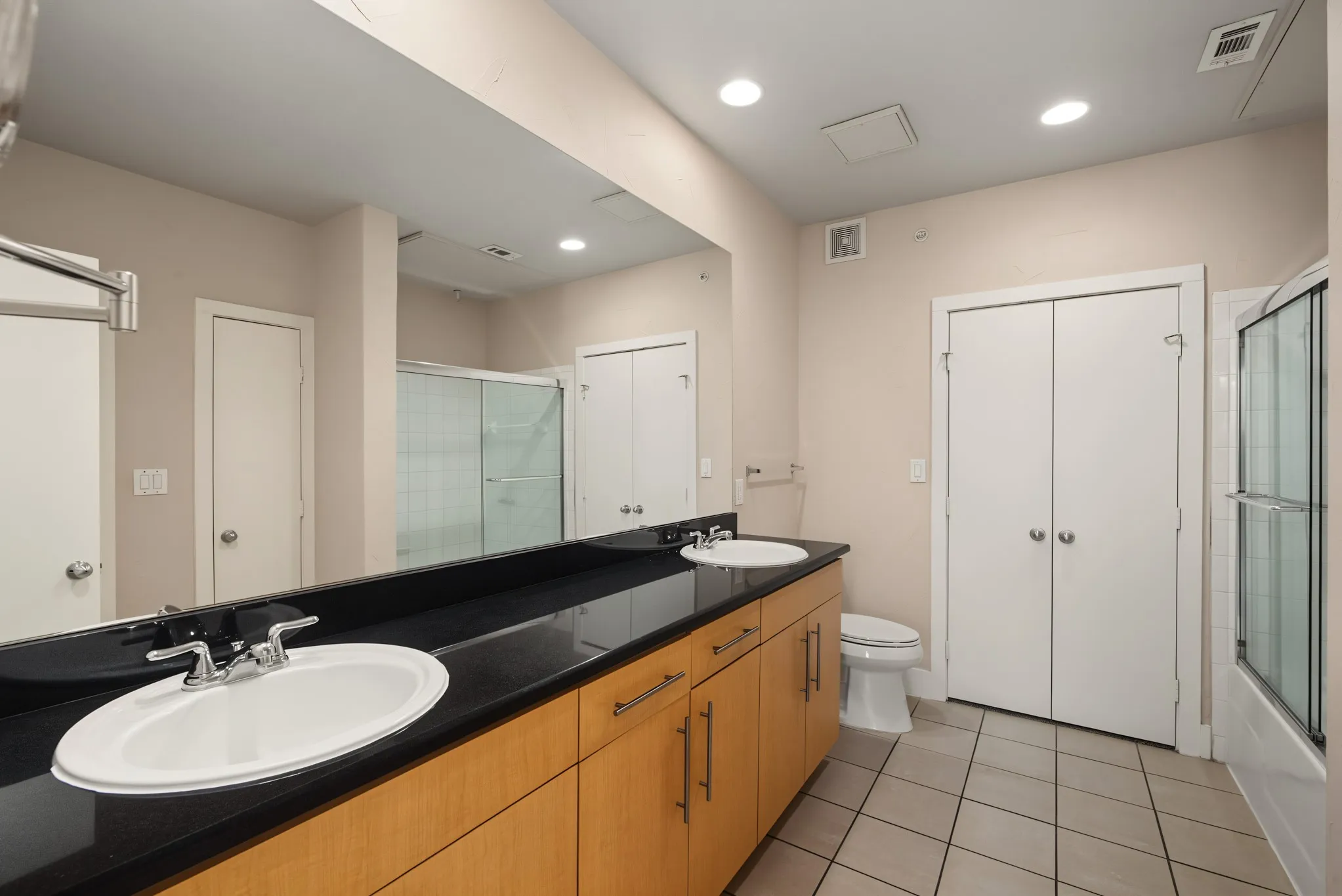 Condominium For Sale in Dallas County , 4414 Cedar Springs Road 310, Dallas, Texas 75219, 2 Bedroom, 1 Bathroom, Garage spaces, 963 Sqft, built in 2003, Price $260,000, mls#21360395, Real Estate Agent in Dallas, Homes For Sale in Dallas county, Homes For Sale in Dallas, Realtor in Dallas Texas, Real Estate Brokerage Independent Realty Texas, Luminita Cordes Realtor