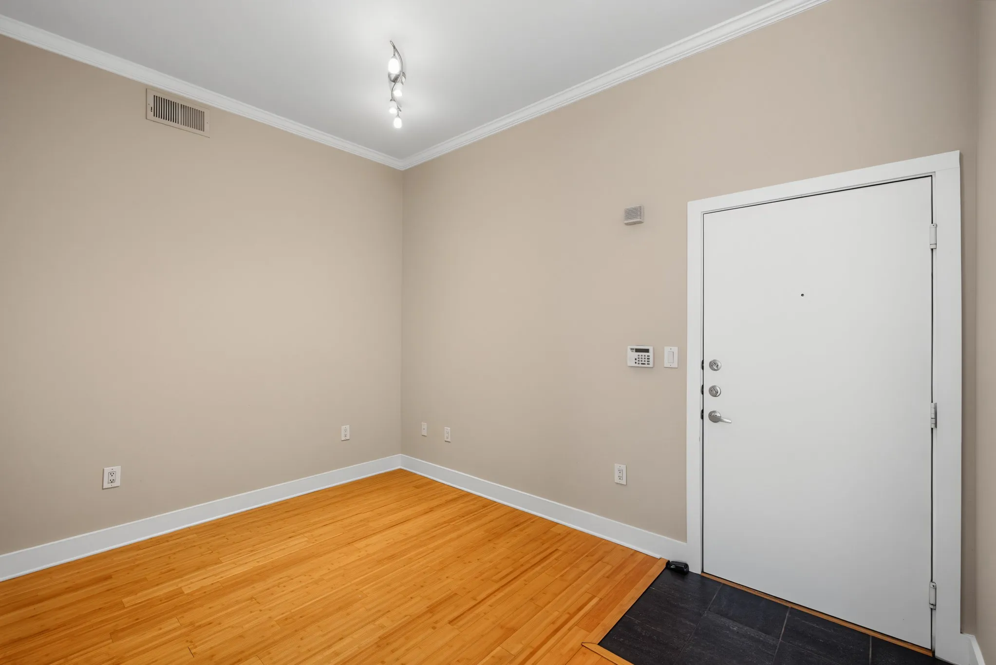 Condominium For Sale in Dallas County , 4414 Cedar Springs Road 310, Dallas, Texas 75219, 2 Bedroom, 1 Bathroom, Garage spaces, 963 Sqft, built in 2003, Price $260,000, mls#21360395, Real Estate Agent in Dallas, Homes For Sale in Dallas county, Homes For Sale in Dallas, Realtor in Dallas Texas, Real Estate Brokerage Independent Realty Texas, Luminita Cordes Realtor