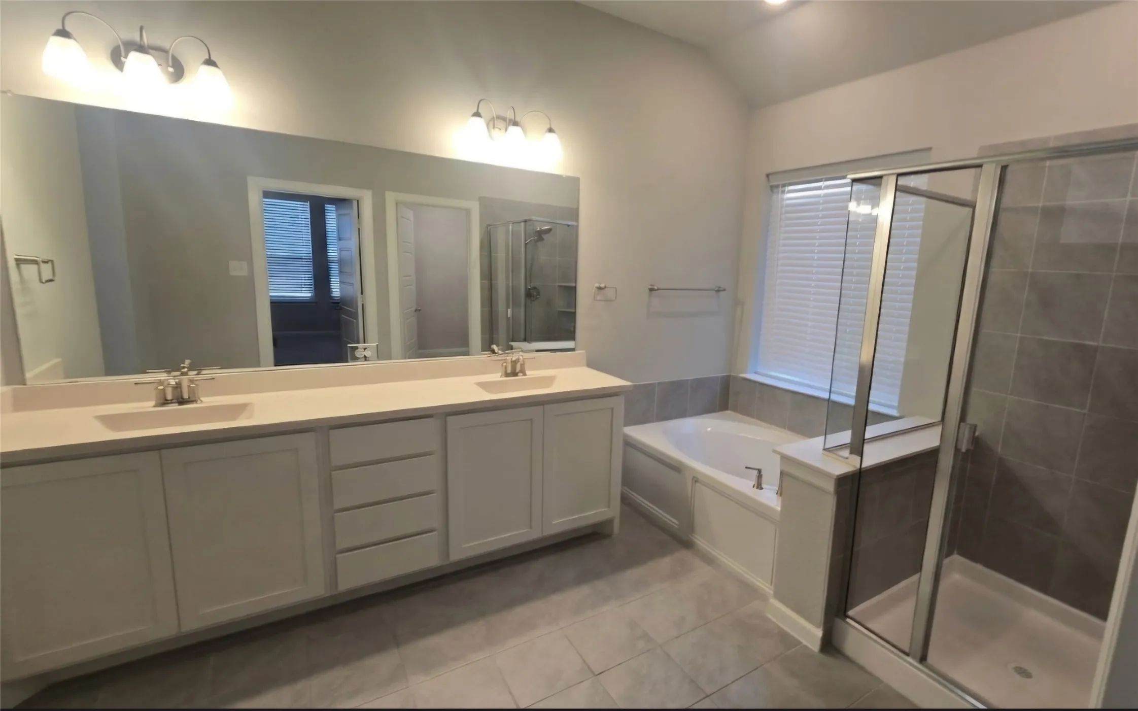 Pimary​​‌​​​​‌​​‌‌​‌‌​​​‌‌​‌​‌​‌​​​‌​​ Bathroom