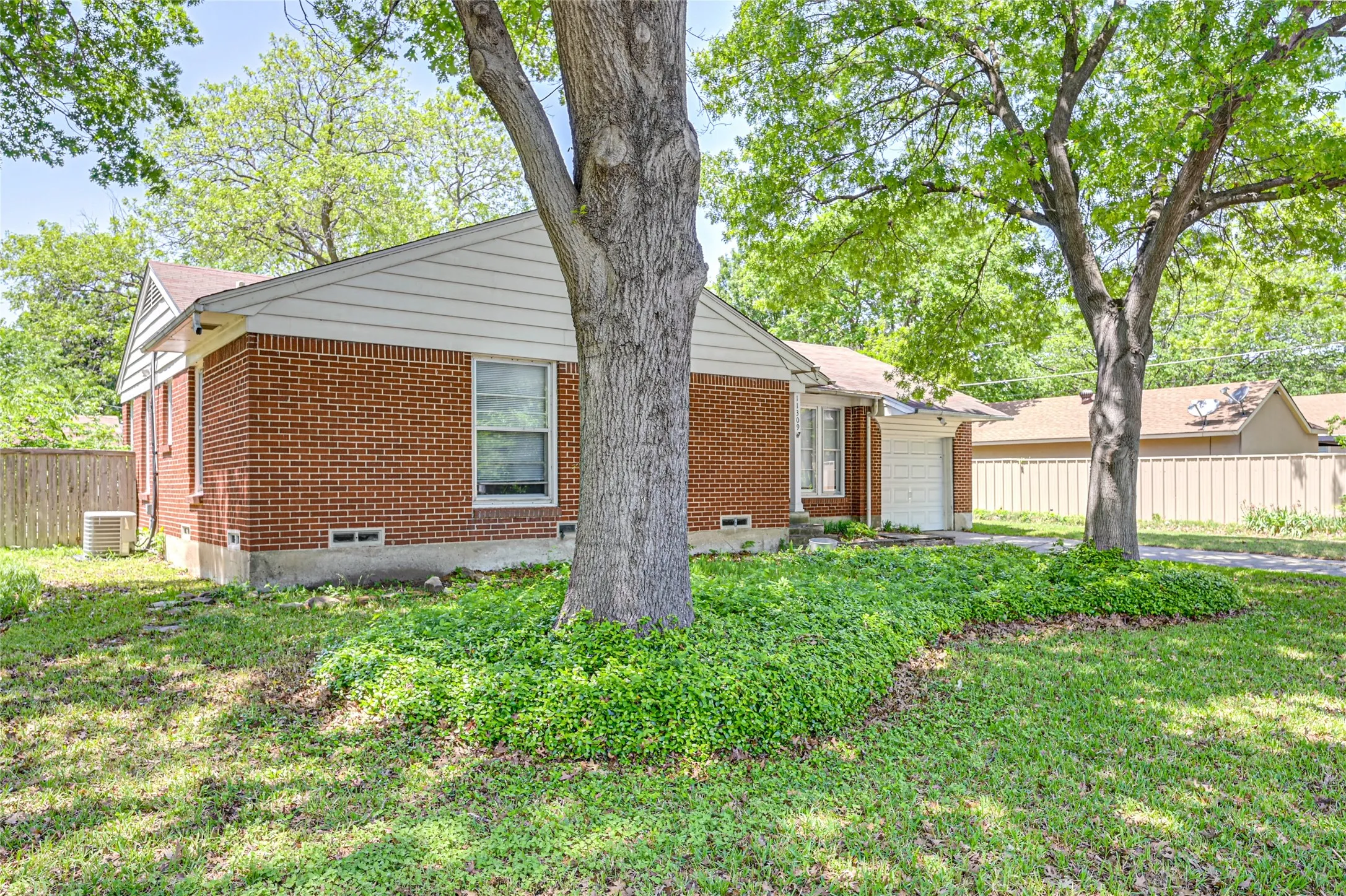 Single Family Residence For Rent in Dallas County , 11309 Ulloa Lane, Dallas, Texas 75228, 3 Bedroom, 1 Bathroom, 1 Garage spaces, 1,167 Sqft, built in 1953, Price $2,100, mls#21360628, Real Estate Agent in Dallas, Homes For Rent in Dallas county, Homes For Rent in Dallas, Realtor in Dallas Texas, Real Estate Brokerage Independent Realty Texas, Luminita Cordes Realtor