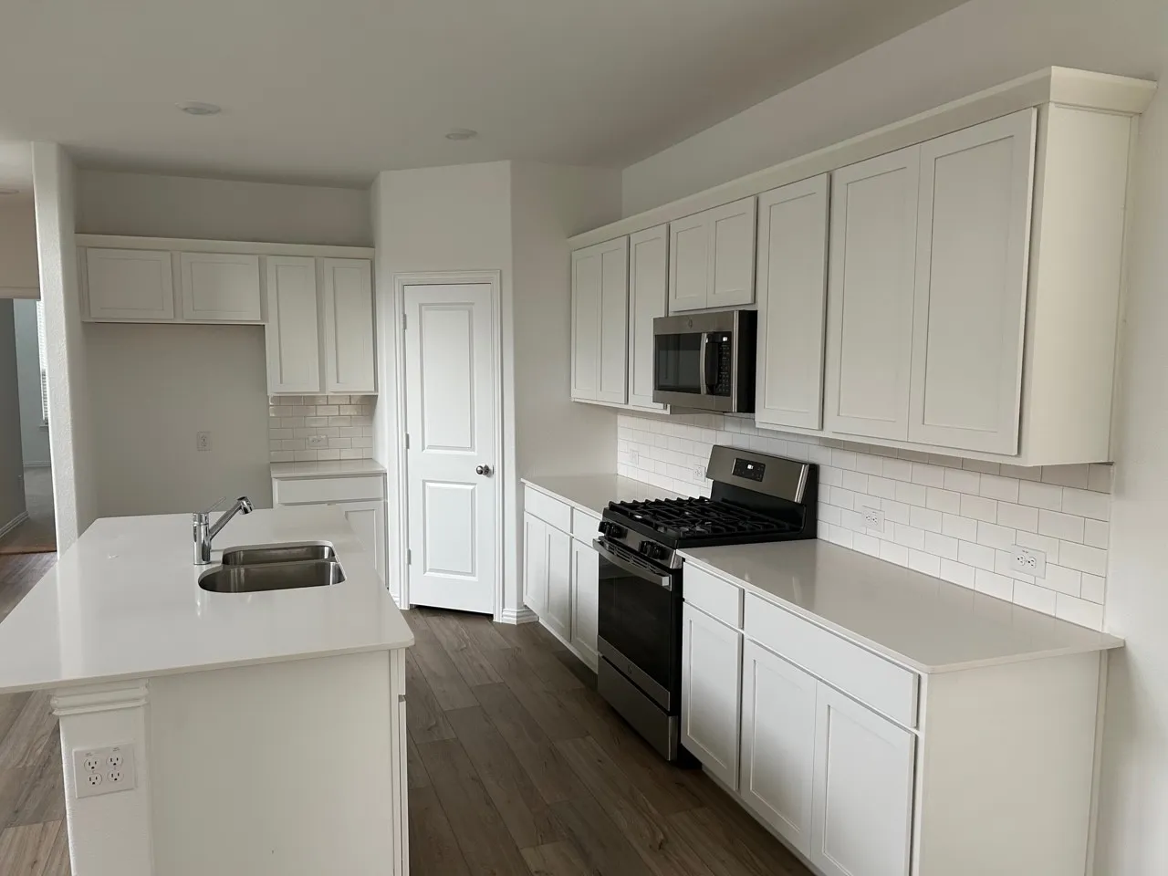 Single Family Residence For Rent in Tarrant County , 2517 Maplehurst Drive, Fort Worth, Texas 76179, 4 Bedroom, 5 Bathroom, 2 Garage spaces, 2,472 Sqft, built in 2023, mls#21360670, Real Estate Agent in Fort Worth, Homes For Rent in Tarrant county, Homes For Rent in Fort Worth, Realtor in Fort Worth Texas, Real Estate Brokerage Independent Realty Texas, Luminita Cordes Realtor