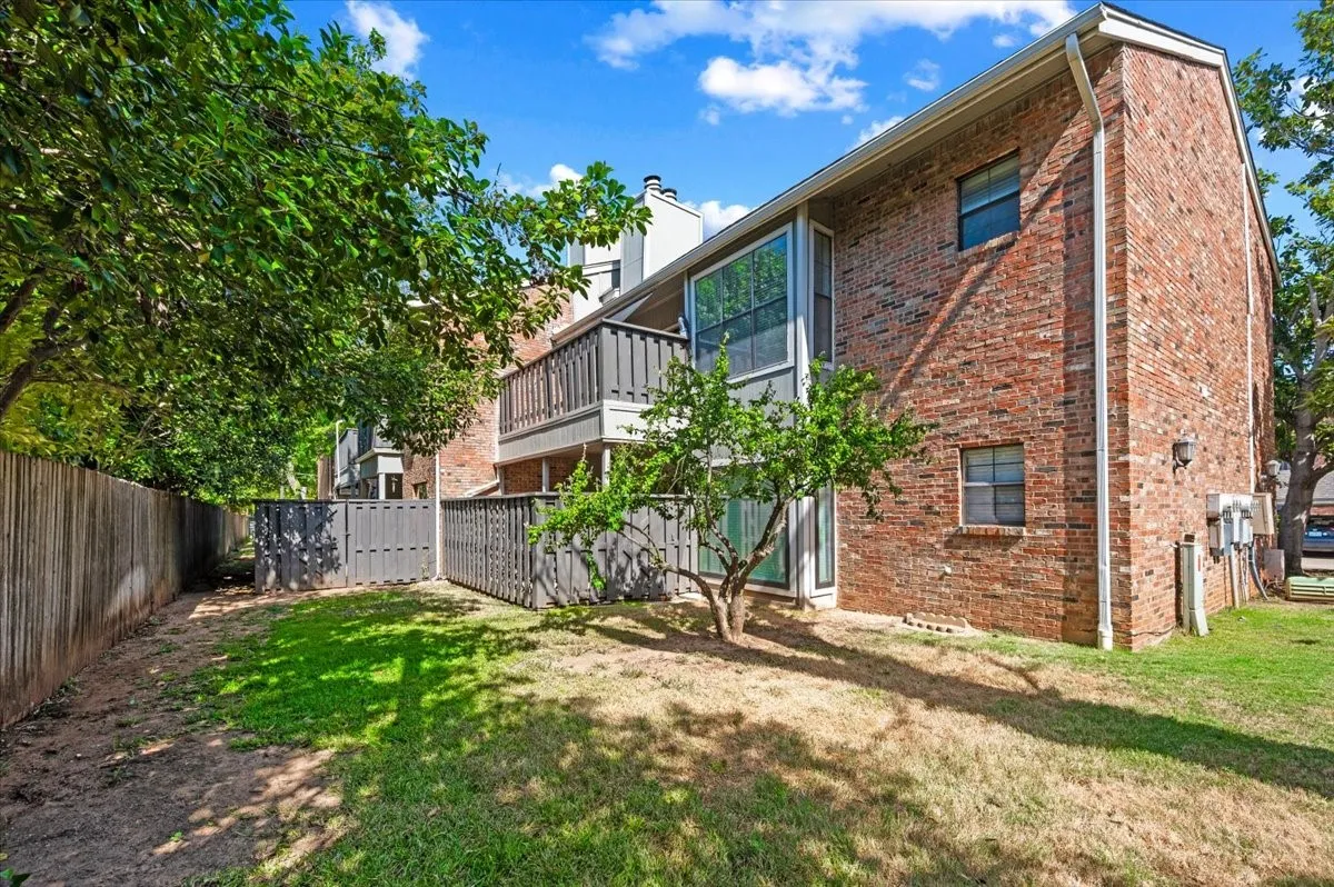Condominium For Sale in Tarrant County , 400 Pebble Way 161, Arlington, Texas 76006, 2 Bedroom, 1 Bathroom, Garage spaces, 888 Sqft, built in 1983, mls#21359838, Real Estate Agent in Arlington, Homes For Sale in Tarrant county, Homes For Sale in Arlington, Realtor in Arlington Texas, Real Estate Brokerage Independent Realty Texas, Luminita Cordes Realtor