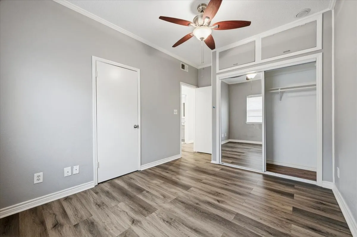 Guest bedroom.