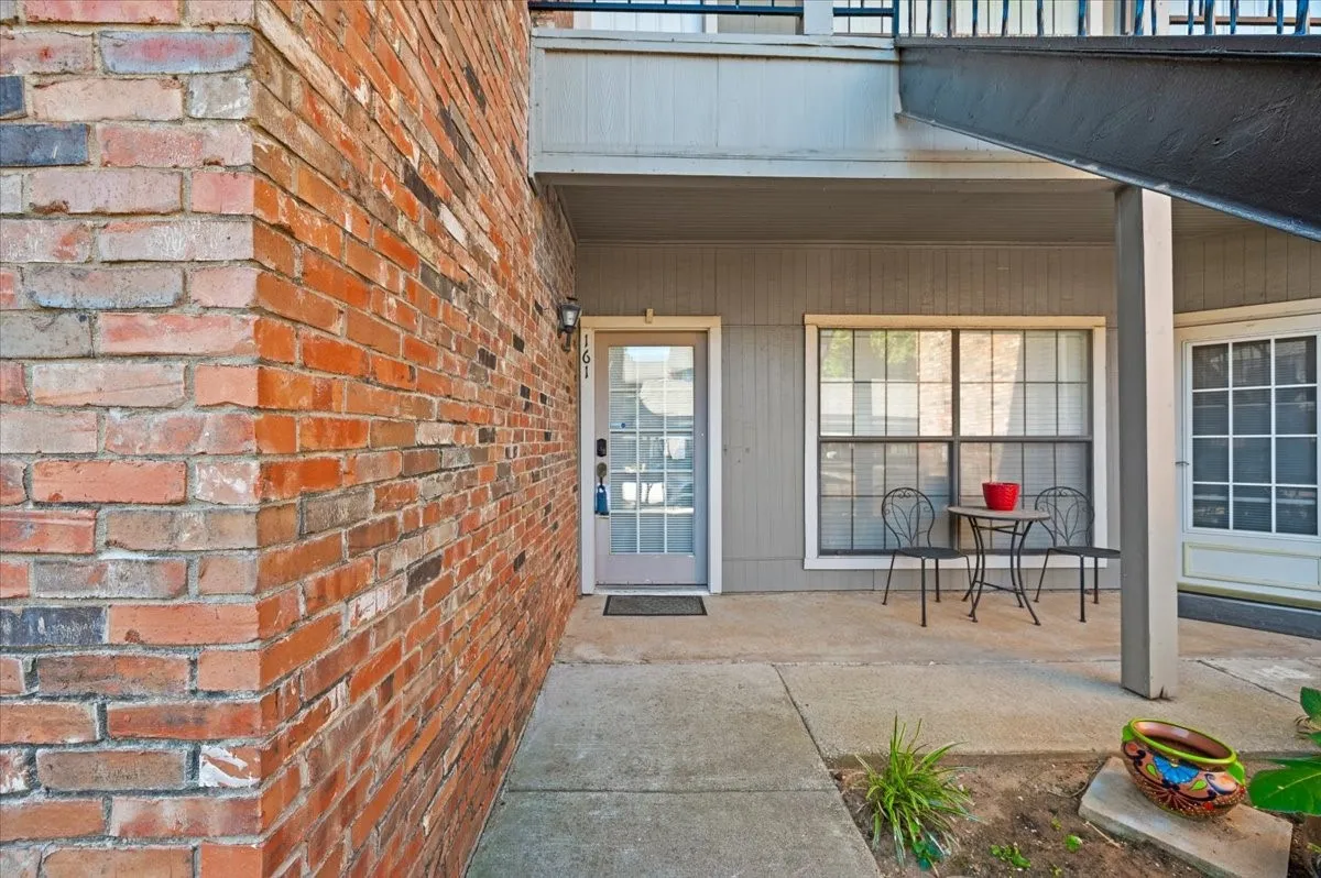 Condominium For Sale in Tarrant County , 400 Pebble Way 161, Arlington, Texas 76006, 2 Bedroom, 1 Bathroom, Garage spaces, 888 Sqft, built in 1983, mls#21359838, Real Estate Agent in Arlington, Homes For Sale in Tarrant county, Homes For Sale in Arlington, Realtor in Arlington Texas, Real Estate Brokerage Independent Realty Texas, Luminita Cordes Realtor