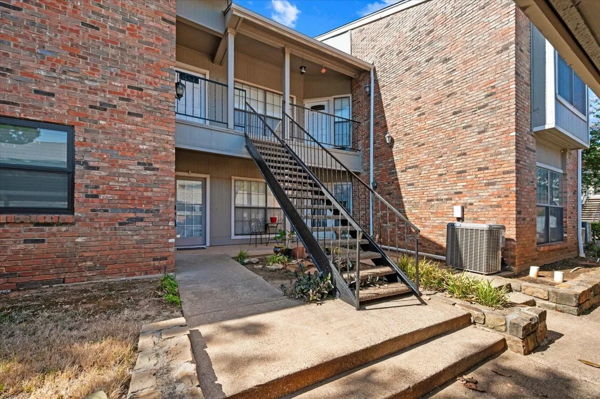 Condominium For Sale in Tarrant County , 400 Pebble Way 161, Arlington, Texas 76006, 2 Bedroom, 1 Bathroom, Garage spaces, 888 Sqft, built in 1983, mls#21359838, Real Estate Agent in Arlington, Homes For Sale in Tarrant county, Homes For Sale in Arlington, Realtor in Arlington Texas, Real Estate Brokerage Independent Realty Texas, Luminita Cordes Realtor