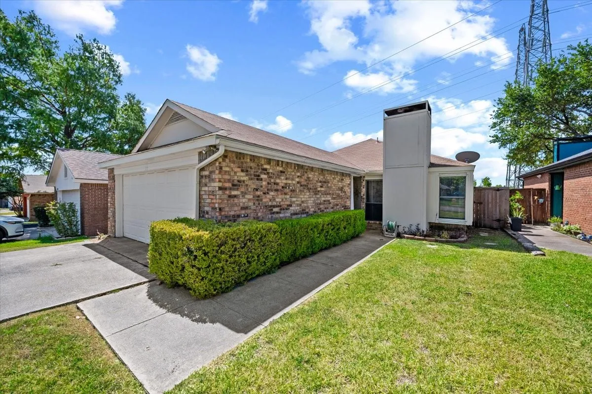 Single Family Residence For Sale in Dallas County , 2118 Artherfield Drive, Carrollton, Texas 75006, 3 Bedroom, 2 Bathroom, 2 Garage spaces, 1,208 Sqft, built in 1983, mls#21359474, Real Estate Agent in Carrollton, Homes For Sale in Dallas county, Homes For Sale in Carrollton, Realtor in Carrollton Texas, Real Estate Brokerage Independent Realty Texas, Luminita Cordes Realtor