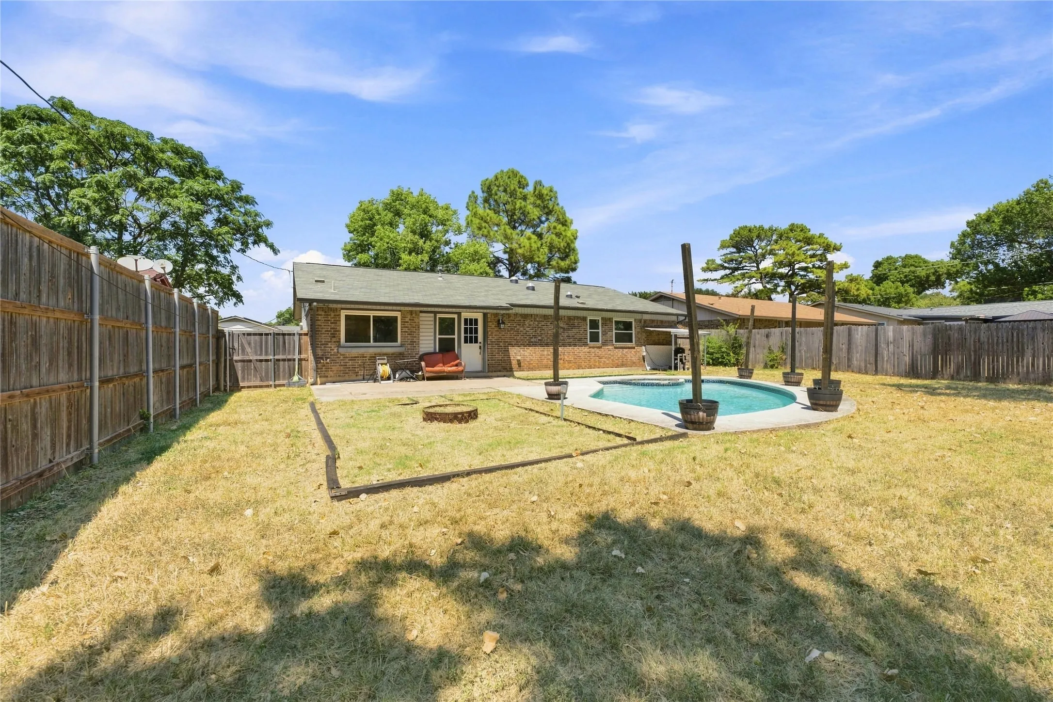 Single Family Residence For Sale in Tarrant County , 1912 Westover Drive, Arlington, Texas 76015, 4 Bedroom, 2 Bathroom, 2 Garage spaces, 1,201 Sqft, built in 1972, mls#21359622, Real Estate Agent in Arlington, Homes For Sale in Tarrant county, Homes For Sale in Arlington, Realtor in Arlington Texas, Real Estate Brokerage Independent Realty Texas, Luminita Cordes Realtor