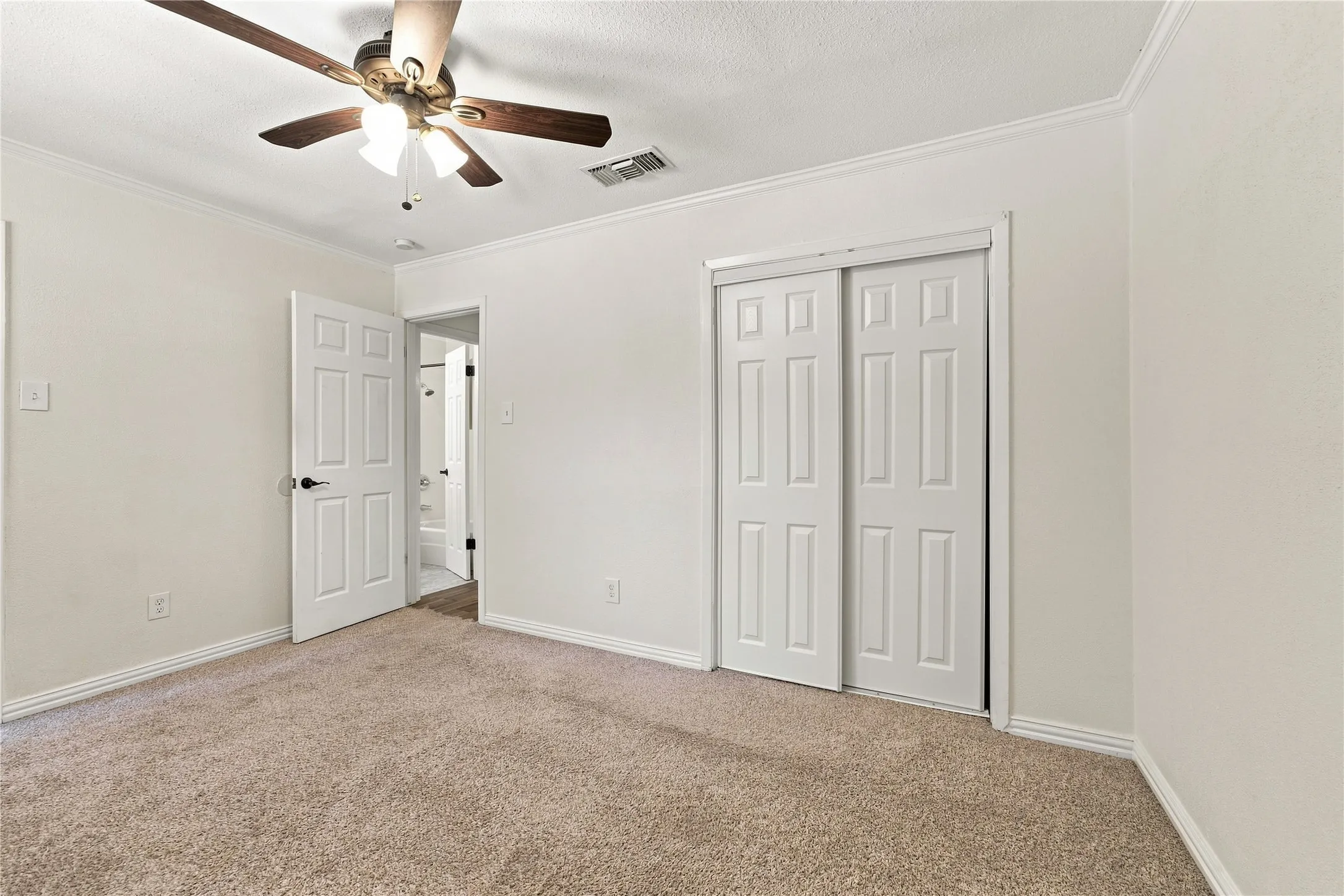 Single Family Residence For Sale in Tarrant County , 1912 Westover Drive, Arlington, Texas 76015, 4 Bedroom, 2 Bathroom, 2 Garage spaces, 1,201 Sqft, built in 1972, mls#21359622, Real Estate Agent in Arlington, Homes For Sale in Tarrant county, Homes For Sale in Arlington, Realtor in Arlington Texas, Real Estate Brokerage Independent Realty Texas, Luminita Cordes Realtor