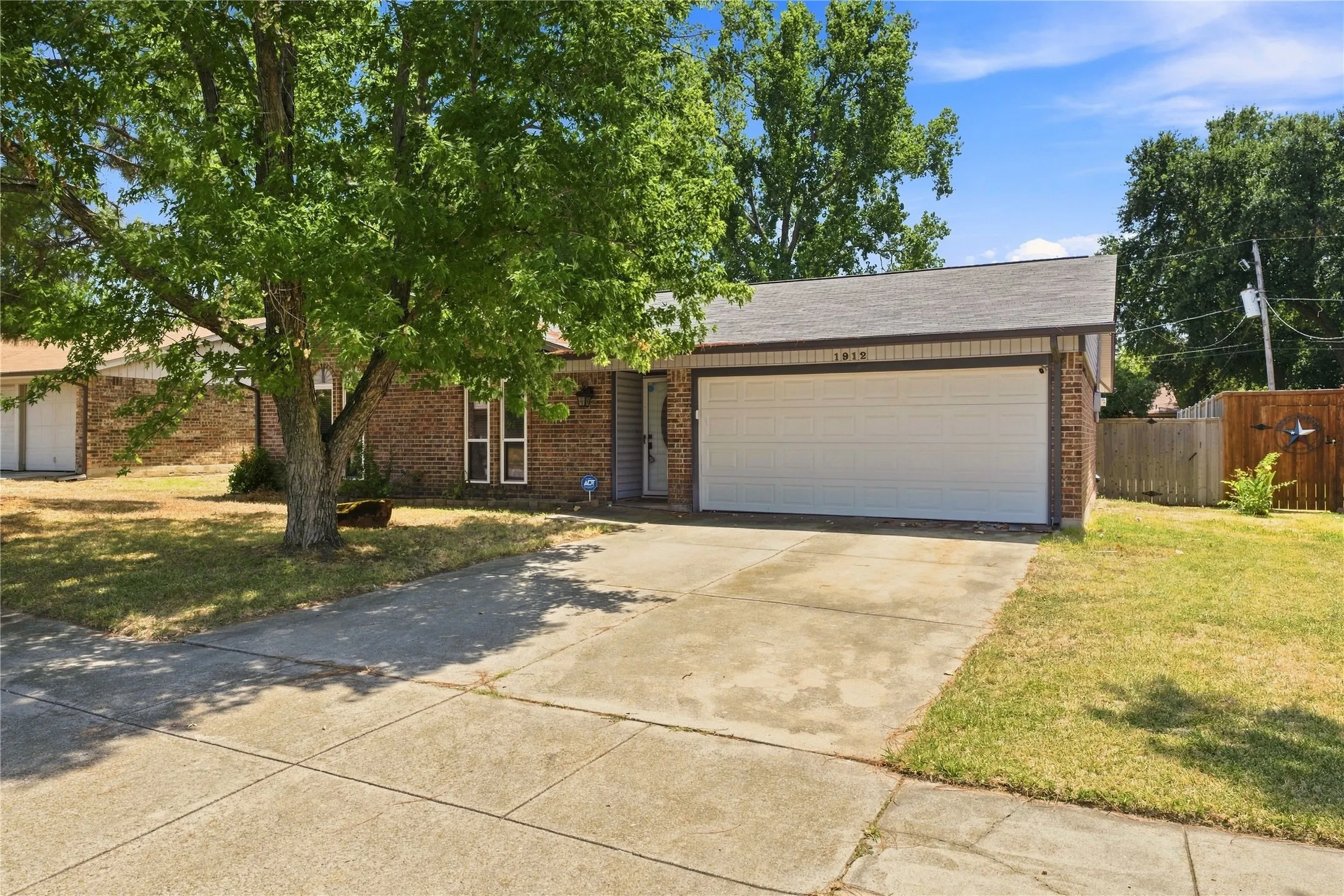 Single Family Residence For Sale in Tarrant County , 1912 Westover Drive, Arlington, Texas 76015, 4 Bedroom, 2 Bathroom, 2 Garage spaces, 1,201 Sqft, built in 1972, mls#21359622, Real Estate Agent in Arlington, Homes For Sale in Tarrant county, Homes For Sale in Arlington, Realtor in Arlington Texas, Real Estate Brokerage Independent Realty Texas, Luminita Cordes Realtor