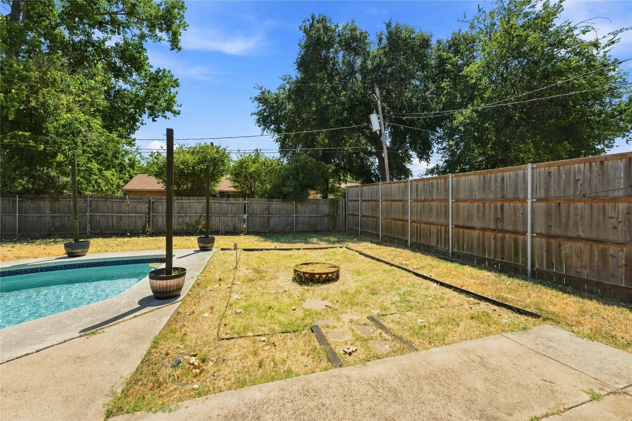 Single Family Residence For Sale in Tarrant County , 1912 Westover Drive, Arlington, Texas 76015, 4 Bedroom, 2 Bathroom, 2 Garage spaces, 1,201 Sqft, built in 1972, mls#21359622, Real Estate Agent in Arlington, Homes For Sale in Tarrant county, Homes For Sale in Arlington, Realtor in Arlington Texas, Real Estate Brokerage Independent Realty Texas, Luminita Cordes Realtor