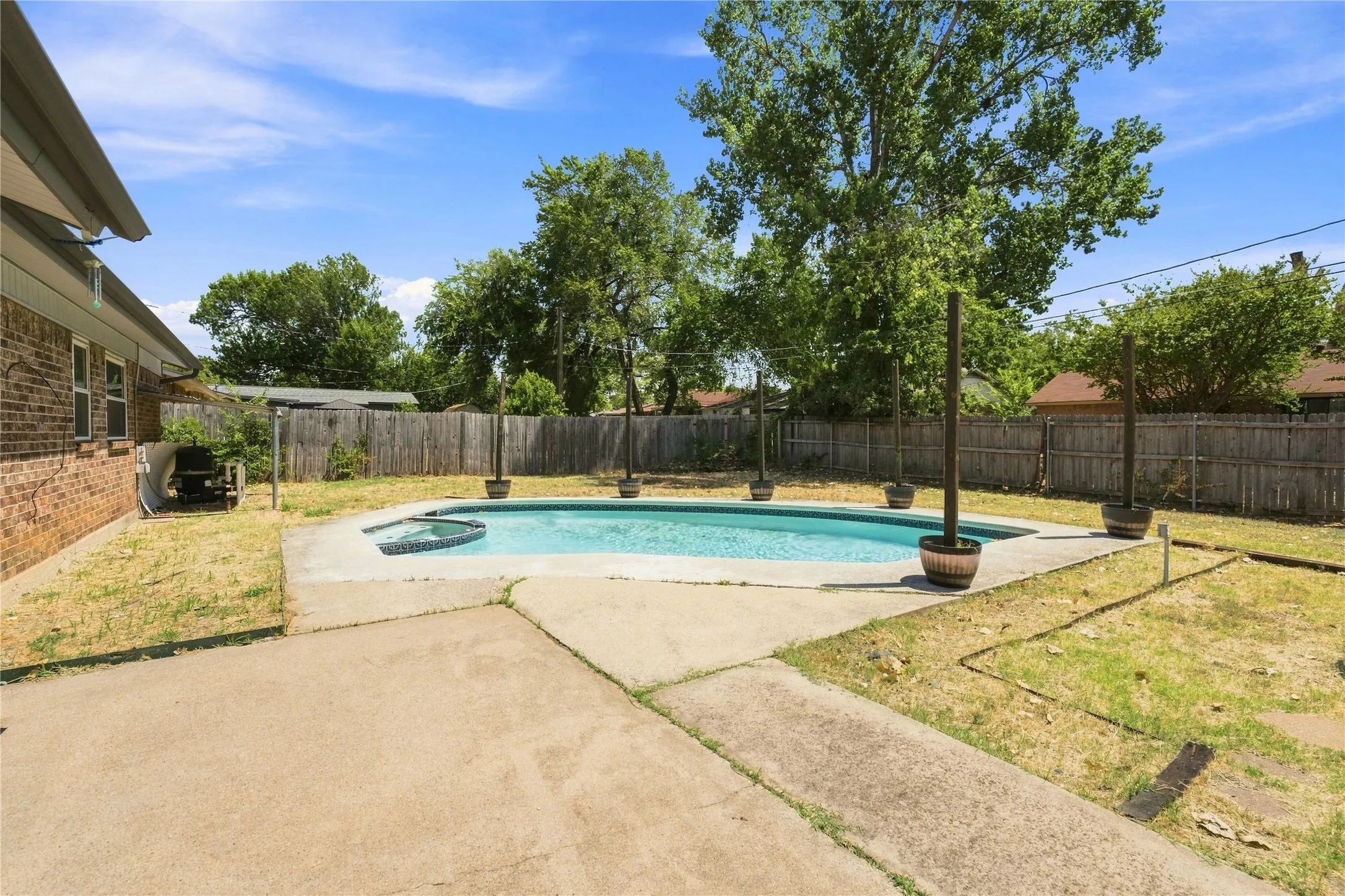 Single Family Residence For Sale in Tarrant County , 1912 Westover Drive, Arlington, Texas 76015, 4 Bedroom, 2 Bathroom, 2 Garage spaces, 1,201 Sqft, built in 1972, mls#21359622, Real Estate Agent in Arlington, Homes For Sale in Tarrant county, Homes For Sale in Arlington, Realtor in Arlington Texas, Real Estate Brokerage Independent Realty Texas, Luminita Cordes Realtor