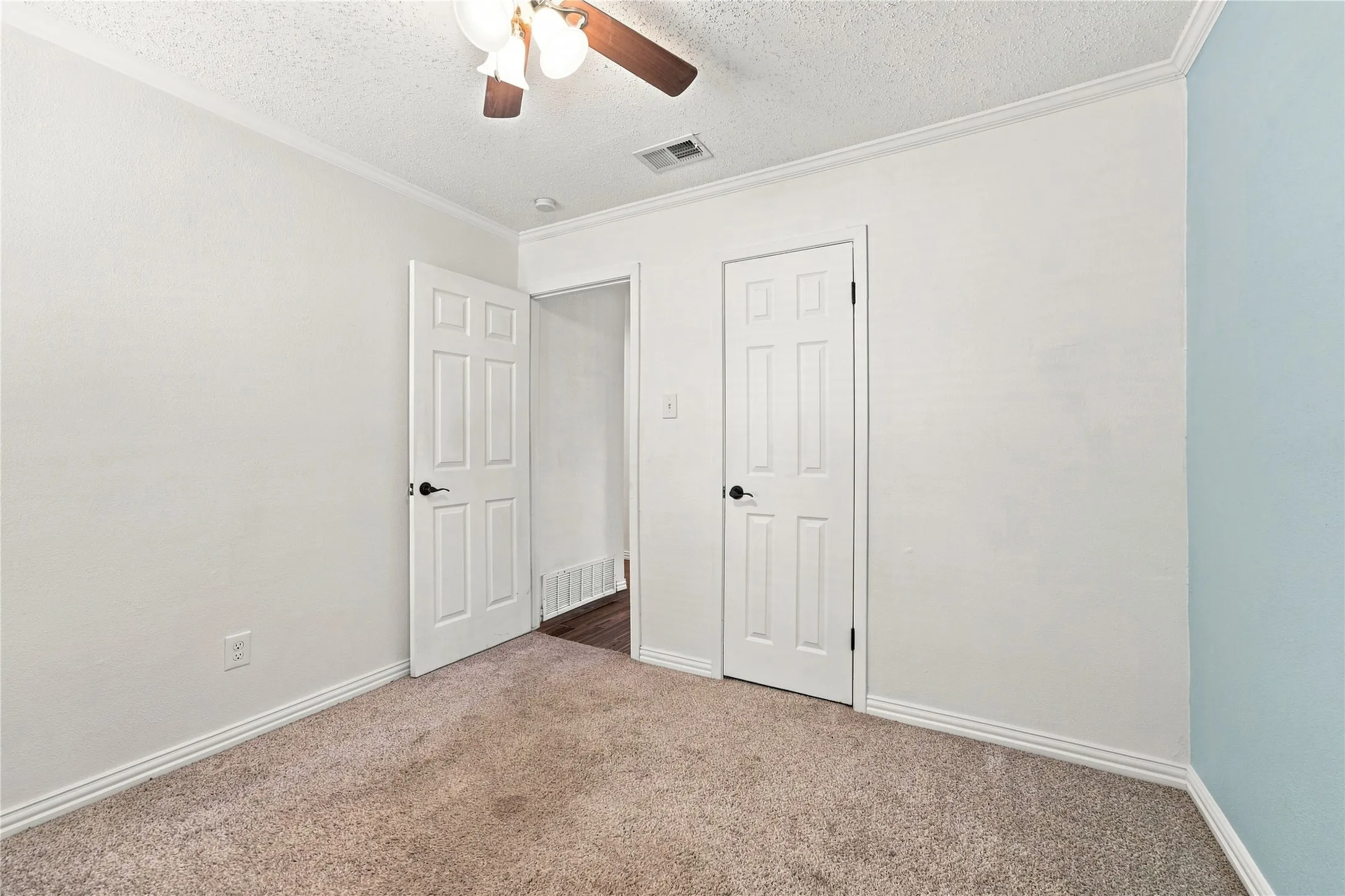 Single Family Residence For Sale in Tarrant County , 1912 Westover Drive, Arlington, Texas 76015, 4 Bedroom, 2 Bathroom, 2 Garage spaces, 1,201 Sqft, built in 1972, mls#21359622, Real Estate Agent in Arlington, Homes For Sale in Tarrant county, Homes For Sale in Arlington, Realtor in Arlington Texas, Real Estate Brokerage Independent Realty Texas, Luminita Cordes Realtor