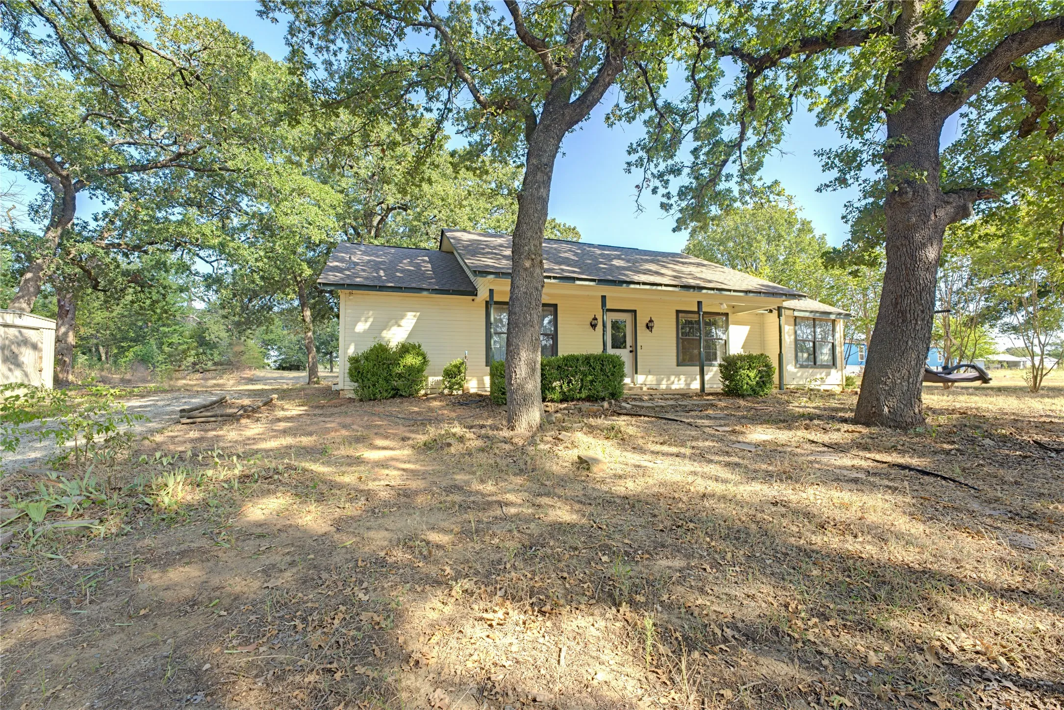 Single Family Residence For Sale in Kaufman County , 15870 County Road 339, Terrell, Texas 75161, 4 Bedroom, 2 Bathroom, Garage spaces, 1,456 Sqft, built in 2002, mls#21355247, Real Estate Agent in Terrell, Homes For Sale in Kaufman county, Homes For Sale in Terrell, Realtor in Terrell Texas, Real Estate Brokerage Independent Realty Texas, Luminita Cordes Realtor