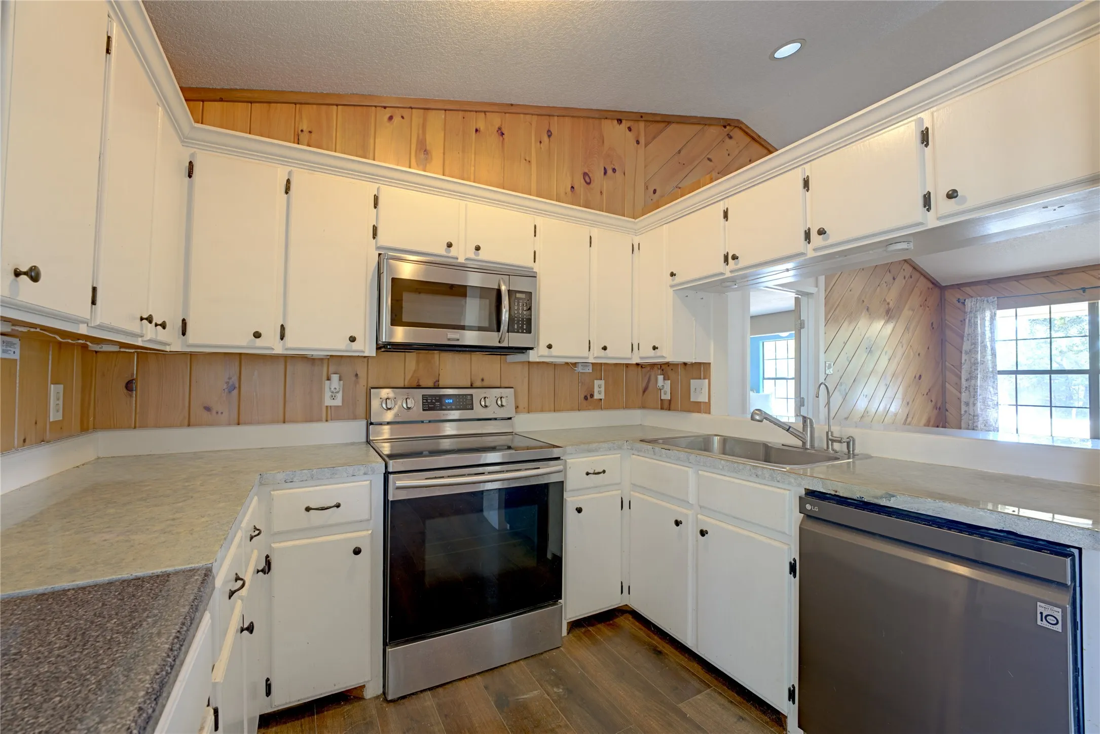 Single Family Residence For Sale in Kaufman County , 15870 County Road 339, Terrell, Texas 75161, 4 Bedroom, 2 Bathroom, Garage spaces, 1,456 Sqft, built in 2002, mls#21355247, Real Estate Agent in Terrell, Homes For Sale in Kaufman county, Homes For Sale in Terrell, Realtor in Terrell Texas, Real Estate Brokerage Independent Realty Texas, Luminita Cordes Realtor