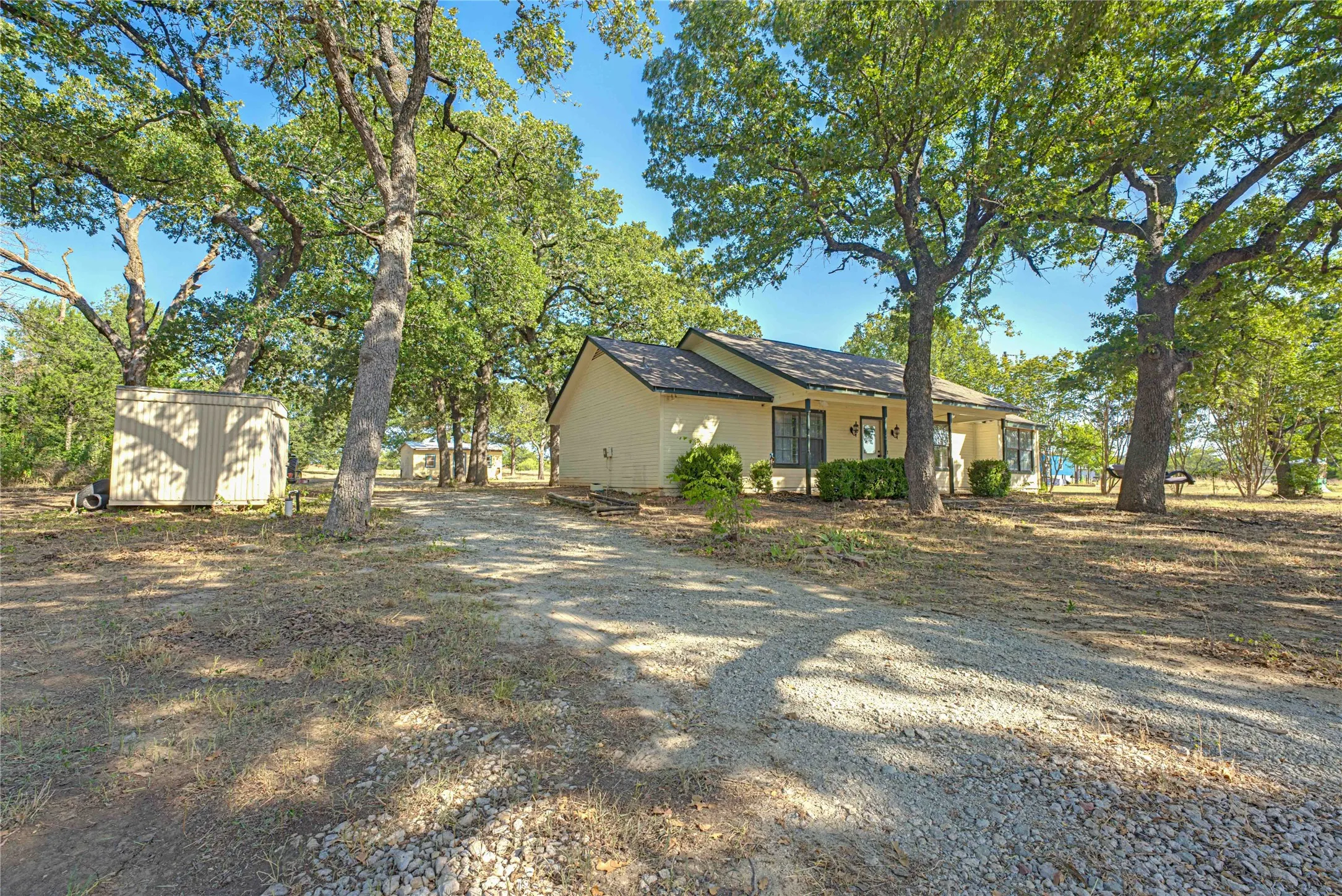Single Family Residence For Sale in Kaufman County , 15870 County Road 339, Terrell, Texas 75161, 4 Bedroom, 2 Bathroom, Garage spaces, 1,456 Sqft, built in 2002, mls#21355247, Real Estate Agent in Terrell, Homes For Sale in Kaufman county, Homes For Sale in Terrell, Realtor in Terrell Texas, Real Estate Brokerage Independent Realty Texas, Luminita Cordes Realtor