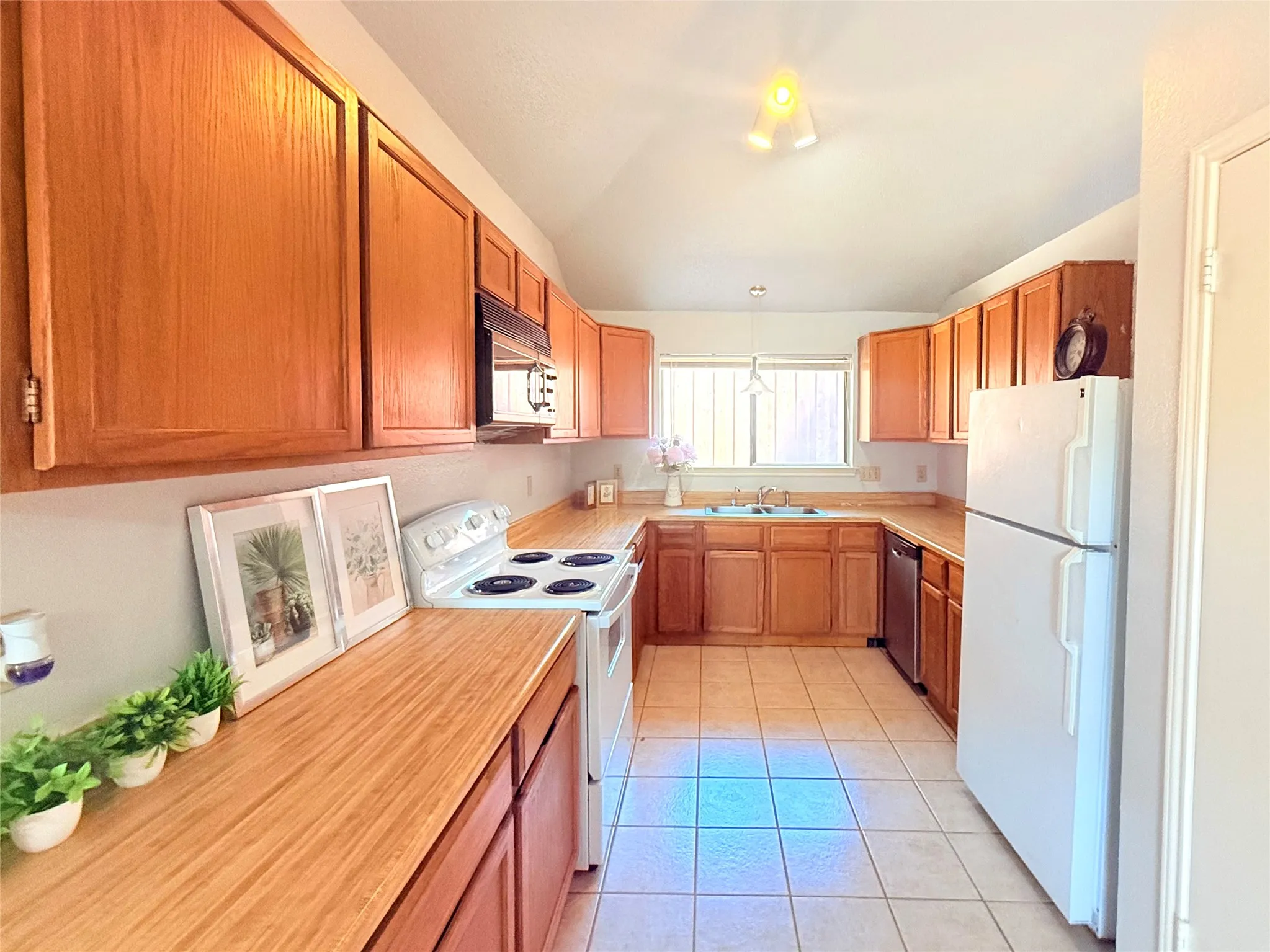 Single Family Residence For Rent in Collin County , 1401 Marigold Drive, Allen, Texas 75002, 3 Bedroom, 2 Bathroom, 2 Garage spaces, 1,168 Sqft, built in 1984, mls#21360684, Real Estate Agent in Allen, Homes For Rent in Collin county, Homes For Rent in Allen, Realtor in Allen Texas, Real Estate Brokerage Independent Realty Texas, Luminita Cordes Realtor