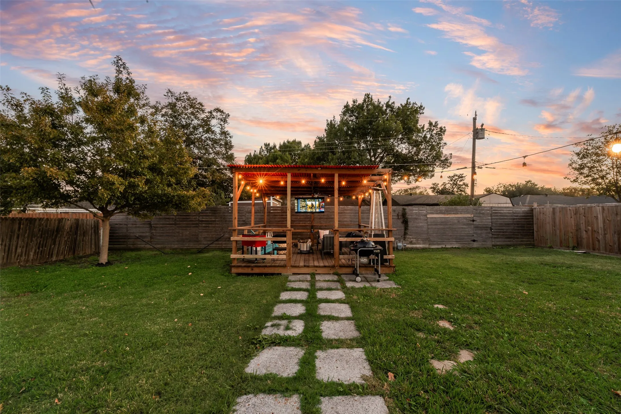 Single Family Residence For Sale in Dallas County , 1310 Bardfield Avenue, Garland, Texas 75041, 3 Bedroom, 2 Bathroom, 2 Garage spaces, 1,510 Sqft, built in 1960, mls#21360682, Real Estate Agent in Garland, Homes For Sale in Dallas county, Homes For Sale in Garland, Realtor in Garland Texas, Real Estate Brokerage Independent Realty Texas, Luminita Cordes Realtor