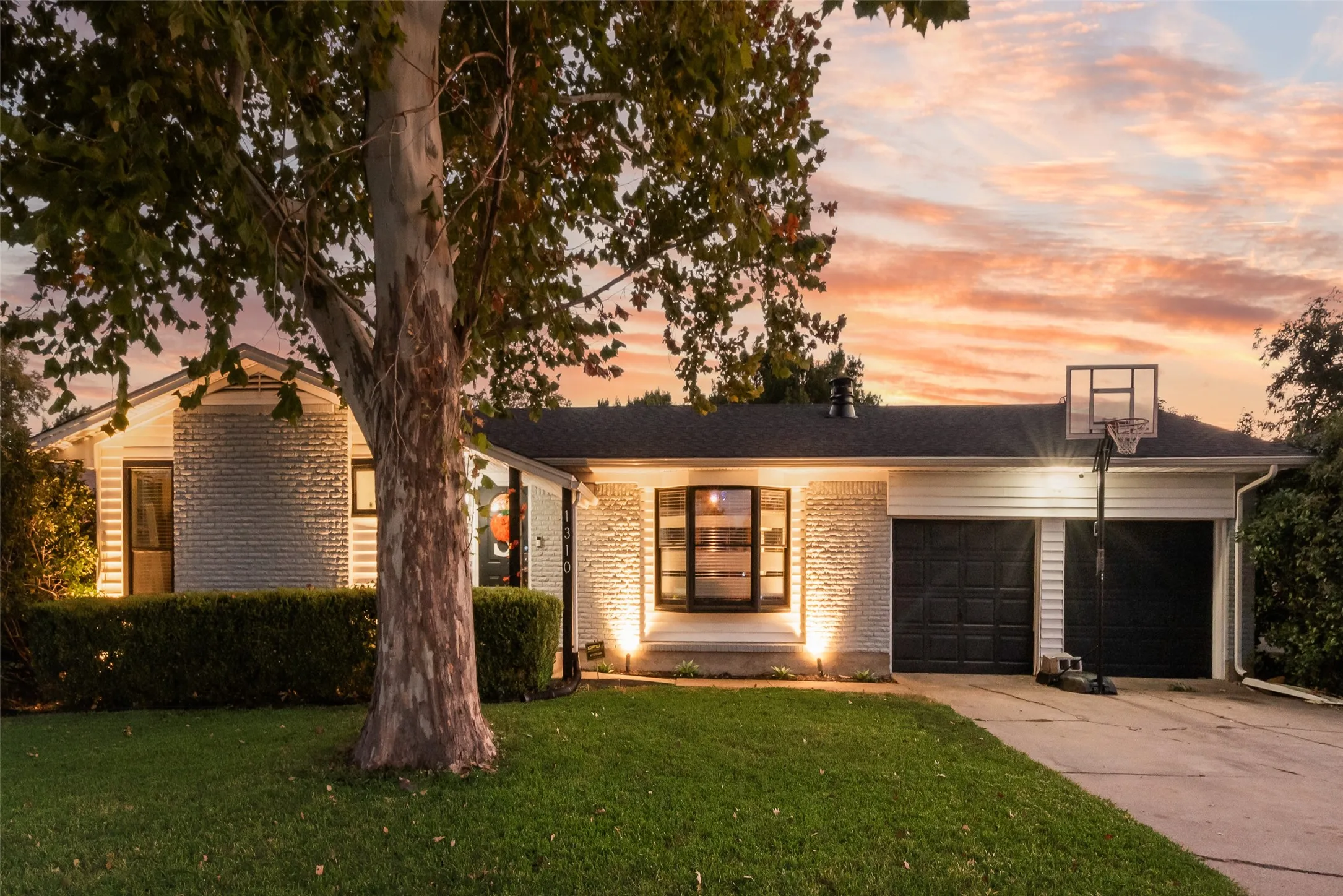 Single Family Residence For Sale in Dallas County , 1310 Bardfield Avenue, Garland, Texas 75041, 3 Bedroom, 2 Bathroom, 2 Garage spaces, 1,510 Sqft, built in 1960, mls#21360682, Real Estate Agent in Garland, Homes For Sale in Dallas county, Homes For Sale in Garland, Realtor in Garland Texas, Real Estate Brokerage Independent Realty Texas, Luminita Cordes Realtor