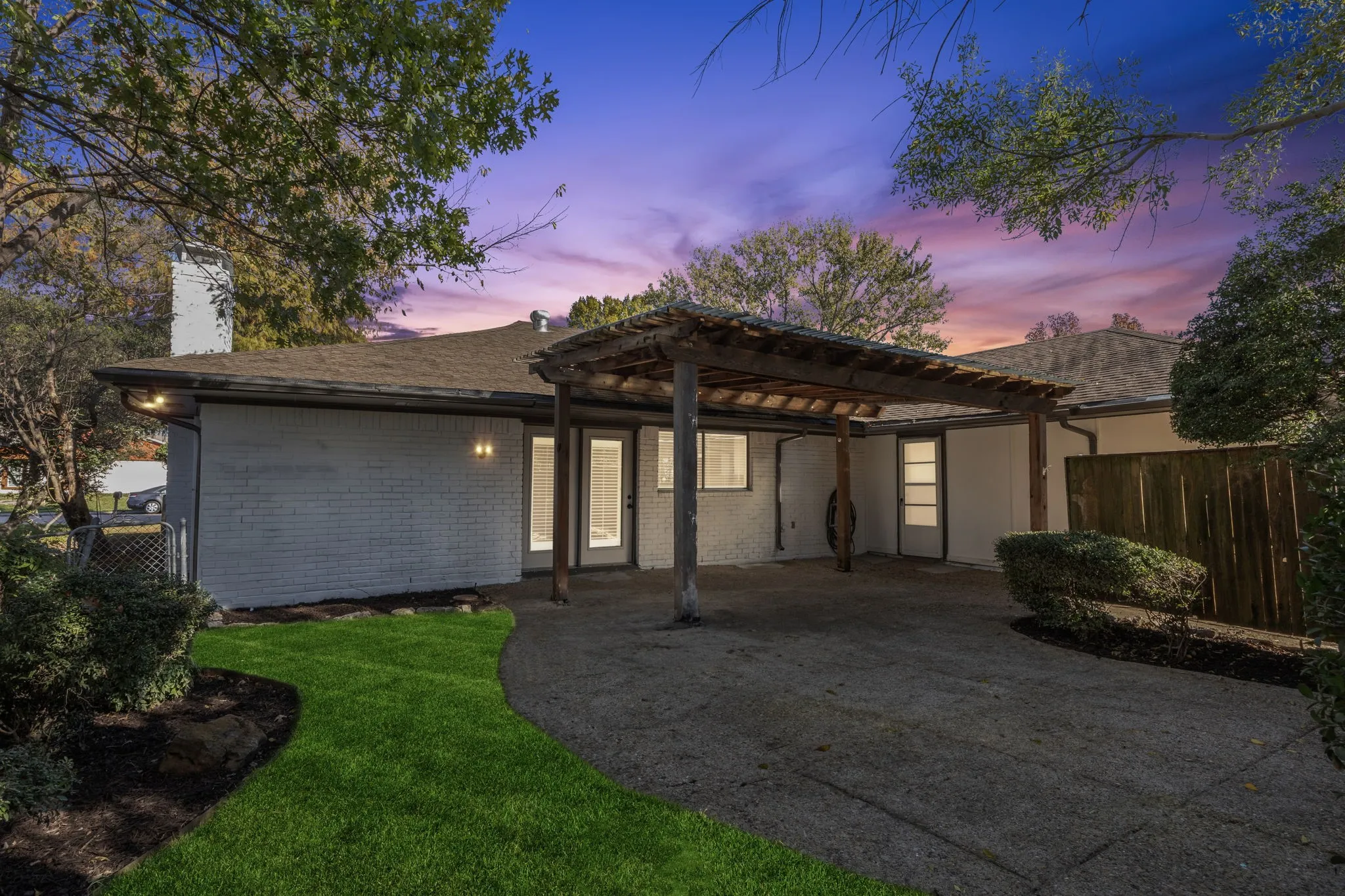 Single Family Residence For Sale in Dallas County , 5909 Mark Lane, Rowlett, Texas 75089, 3 Bedroom, 2 Bathroom, 2 Garage spaces, 1,889 Sqft, built in 1975, mls#21360592, Real Estate Agent in Rowlett, Homes For Sale in Dallas county, Homes For Sale in Rowlett, Realtor in Rowlett Texas, Real Estate Brokerage Independent Realty Texas, Luminita Cordes Realtor