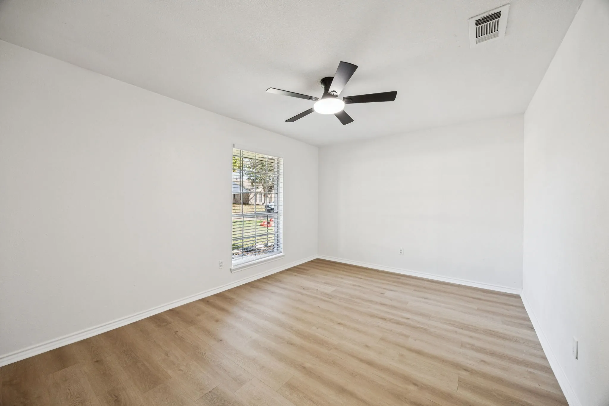 Single Family Residence For Sale in Dallas County , 5909 Mark Lane, Rowlett, Texas 75089, 3 Bedroom, 2 Bathroom, 2 Garage spaces, 1,889 Sqft, built in 1975, mls#21360592, Real Estate Agent in Rowlett, Homes For Sale in Dallas county, Homes For Sale in Rowlett, Realtor in Rowlett Texas, Real Estate Brokerage Independent Realty Texas, Luminita Cordes Realtor