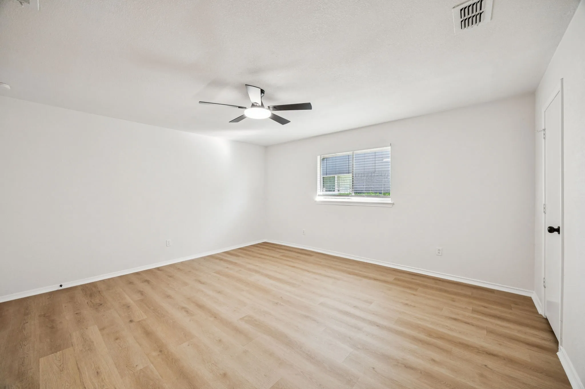 Single Family Residence For Sale in Dallas County , 5909 Mark Lane, Rowlett, Texas 75089, 3 Bedroom, 2 Bathroom, 2 Garage spaces, 1,889 Sqft, built in 1975, mls#21360592, Real Estate Agent in Rowlett, Homes For Sale in Dallas county, Homes For Sale in Rowlett, Realtor in Rowlett Texas, Real Estate Brokerage Independent Realty Texas, Luminita Cordes Realtor