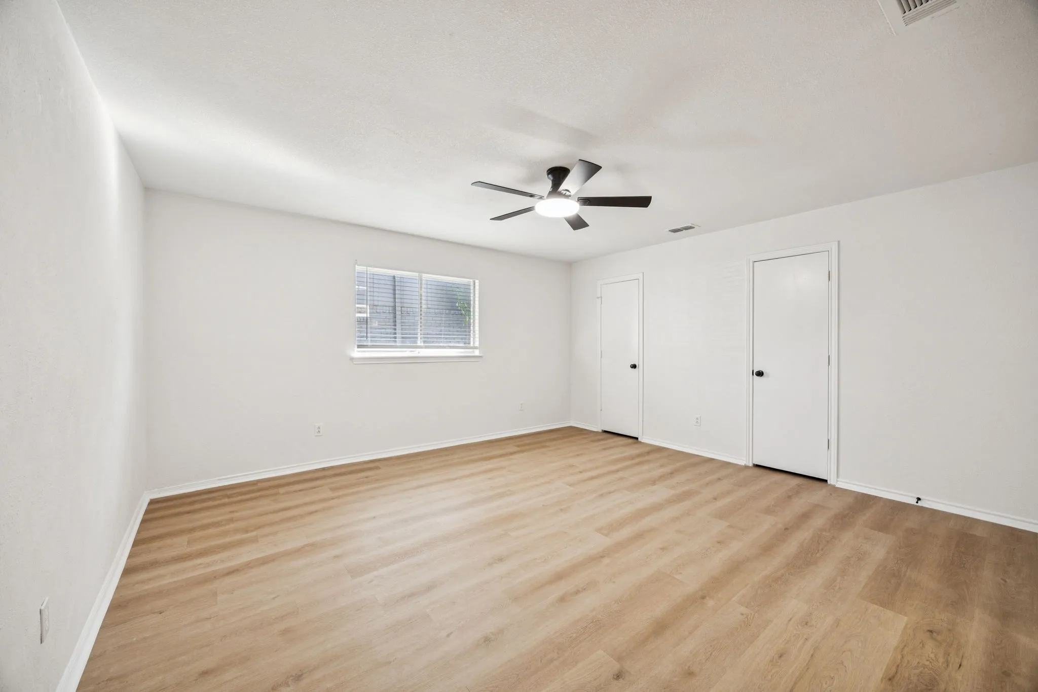 Single Family Residence For Sale in Dallas County , 5909 Mark Lane, Rowlett, Texas 75089, 3 Bedroom, 2 Bathroom, 2 Garage spaces, 1,889 Sqft, built in 1975, mls#21360592, Real Estate Agent in Rowlett, Homes For Sale in Dallas county, Homes For Sale in Rowlett, Realtor in Rowlett Texas, Real Estate Brokerage Independent Realty Texas, Luminita Cordes Realtor