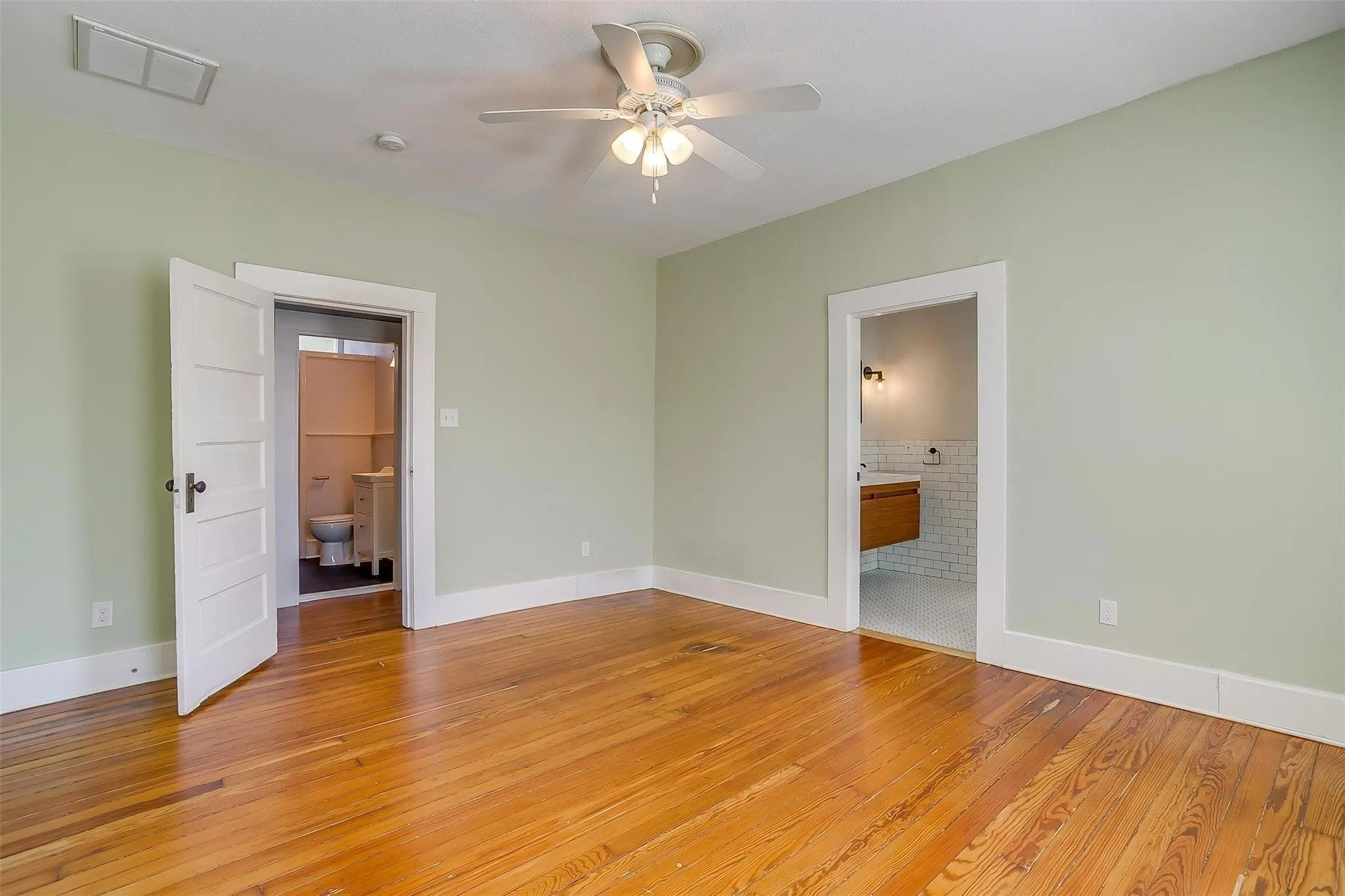 Single Family Residence For Rent in Tarrant County , 1523 Alston Avenue, Fort Worth, Texas 76104, 3 Bedroom, 3 Bathroom, Garage spaces, 2,000 Sqft, built in 1925, mls#21360683, Real Estate Agent in Fort Worth, Homes For Rent in Tarrant county, Homes For Rent in Fort Worth, Realtor in Fort Worth Texas, Real Estate Brokerage Independent Realty Texas, Luminita Cordes Realtor