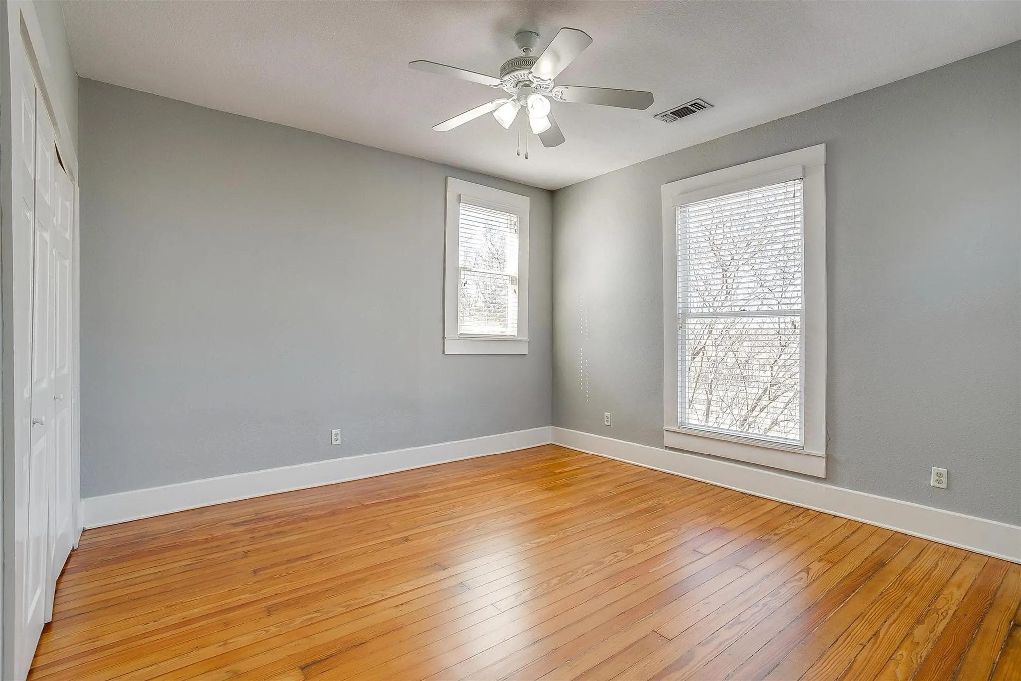 Single Family Residence For Rent in Tarrant County , 1523 Alston Avenue, Fort Worth, Texas 76104, 3 Bedroom, 3 Bathroom, Garage spaces, 2,000 Sqft, built in 1925, mls#21360683, Real Estate Agent in Fort Worth, Homes For Rent in Tarrant county, Homes For Rent in Fort Worth, Realtor in Fort Worth Texas, Real Estate Brokerage Independent Realty Texas, Luminita Cordes Realtor