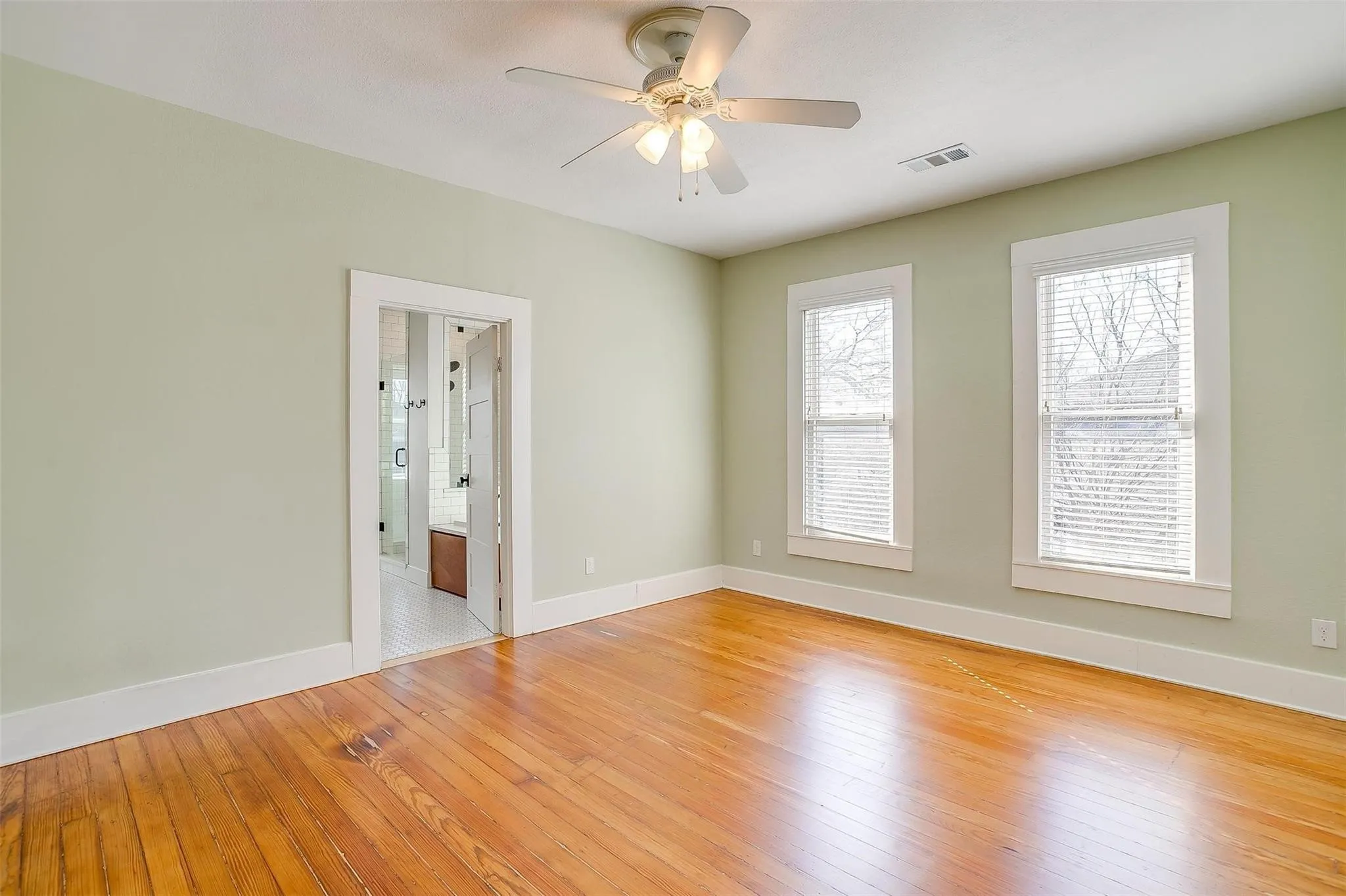 Single Family Residence For Rent in Tarrant County , 1523 Alston Avenue, Fort Worth, Texas 76104, 3 Bedroom, 3 Bathroom, Garage spaces, 2,000 Sqft, built in 1925, mls#21360683, Real Estate Agent in Fort Worth, Homes For Rent in Tarrant county, Homes For Rent in Fort Worth, Realtor in Fort Worth Texas, Real Estate Brokerage Independent Realty Texas, Luminita Cordes Realtor