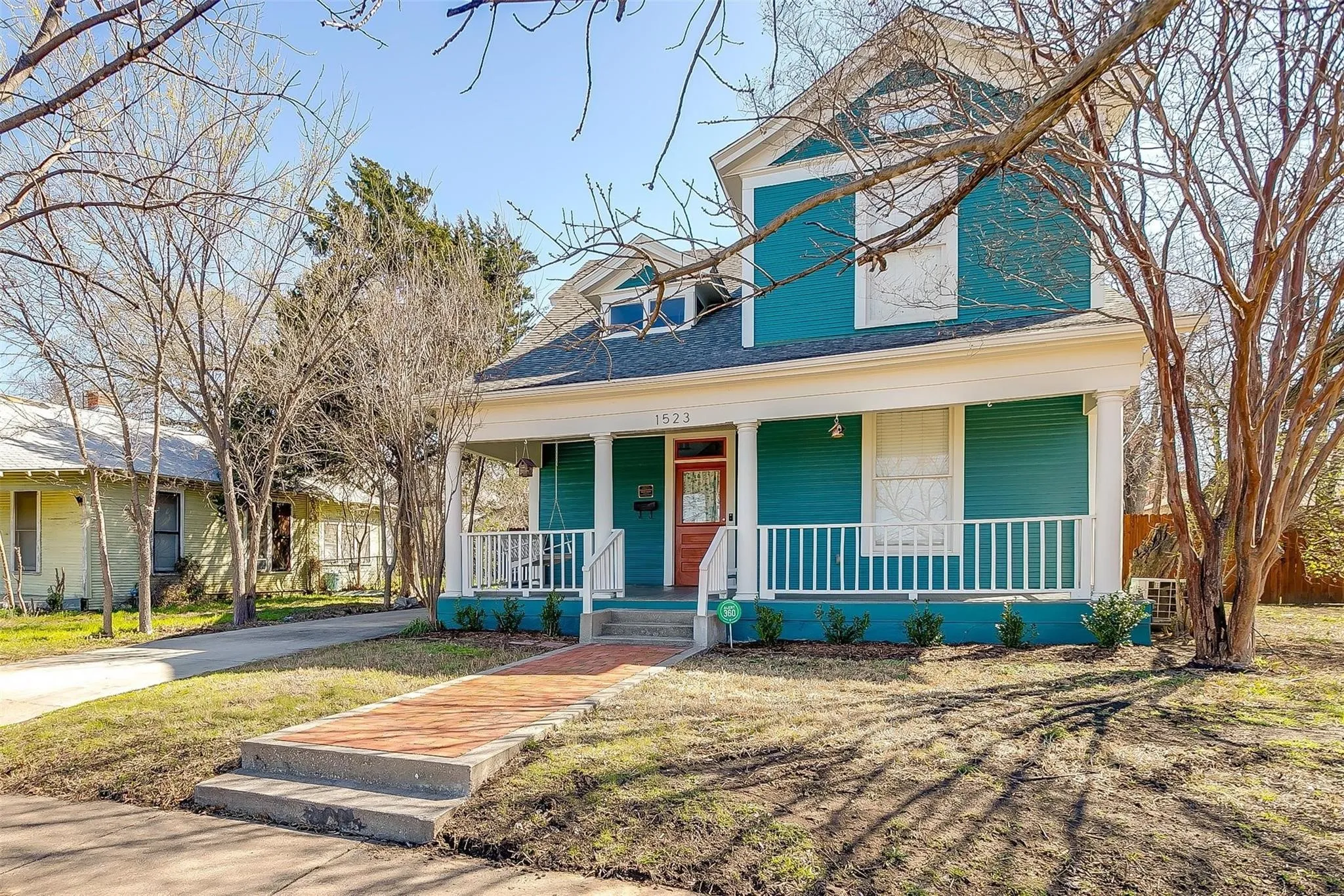 Single Family Residence For Rent in Tarrant County , 1523 Alston Avenue, Fort Worth, Texas 76104, 3 Bedroom, 3 Bathroom, Garage spaces, 2,000 Sqft, built in 1925, mls#21360683, Real Estate Agent in Fort Worth, Homes For Rent in Tarrant county, Homes For Rent in Fort Worth, Realtor in Fort Worth Texas, Real Estate Brokerage Independent Realty Texas, Luminita Cordes Realtor