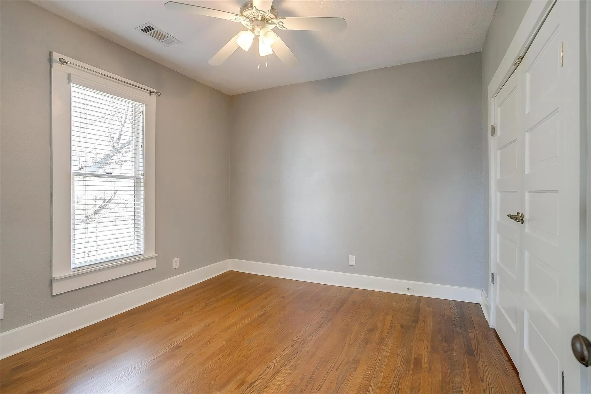 Single Family Residence For Rent in Tarrant County , 1523 Alston Avenue, Fort Worth, Texas 76104, 3 Bedroom, 3 Bathroom, Garage spaces, 2,000 Sqft, built in 1925, mls#21360683, Real Estate Agent in Fort Worth, Homes For Rent in Tarrant county, Homes For Rent in Fort Worth, Realtor in Fort Worth Texas, Real Estate Brokerage Independent Realty Texas, Luminita Cordes Realtor
