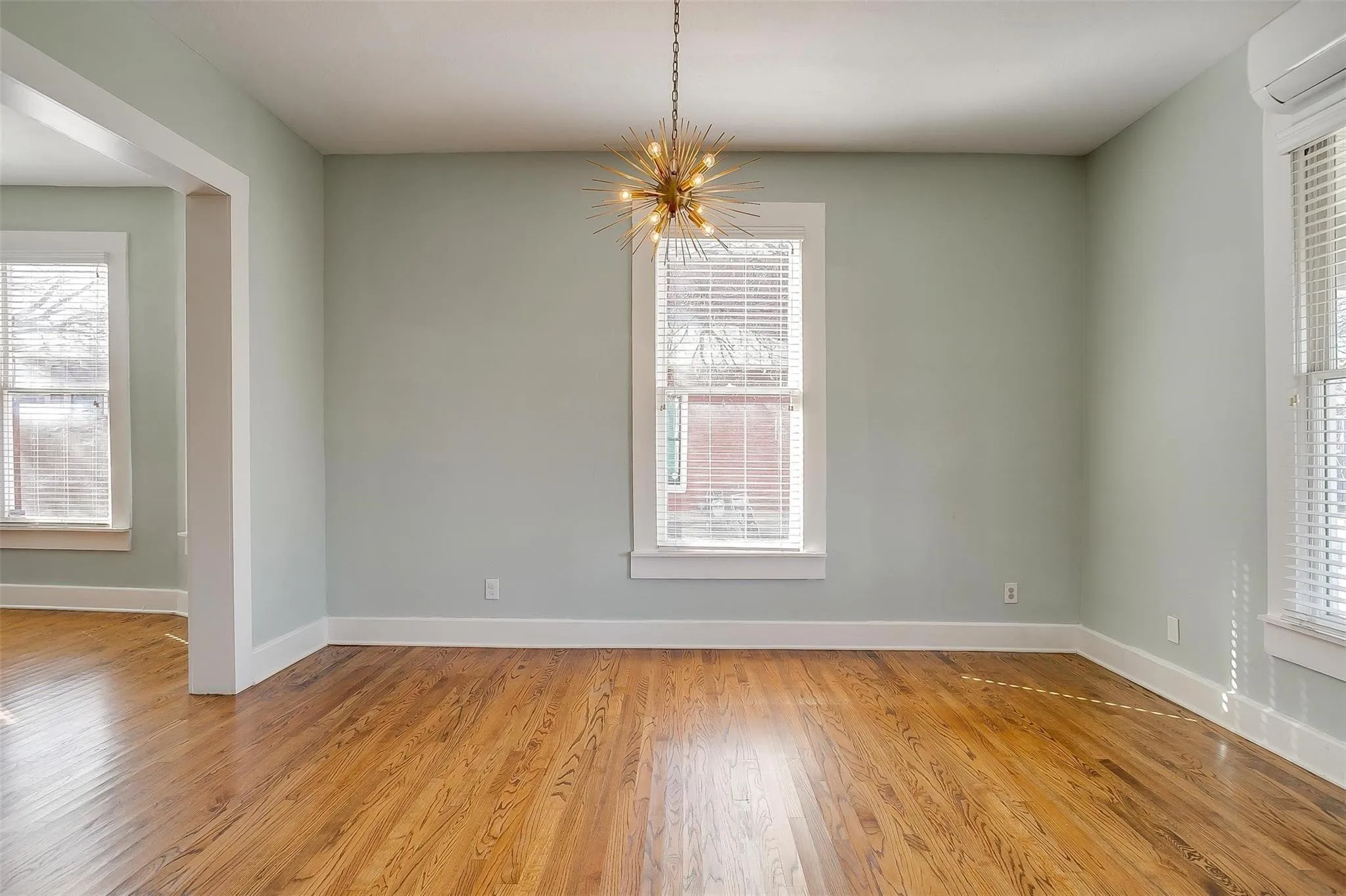 Single Family Residence For Rent in Tarrant County , 1523 Alston Avenue, Fort Worth, Texas 76104, 3 Bedroom, 3 Bathroom, Garage spaces, 2,000 Sqft, built in 1925, mls#21360683, Real Estate Agent in Fort Worth, Homes For Rent in Tarrant county, Homes For Rent in Fort Worth, Realtor in Fort Worth Texas, Real Estate Brokerage Independent Realty Texas, Luminita Cordes Realtor