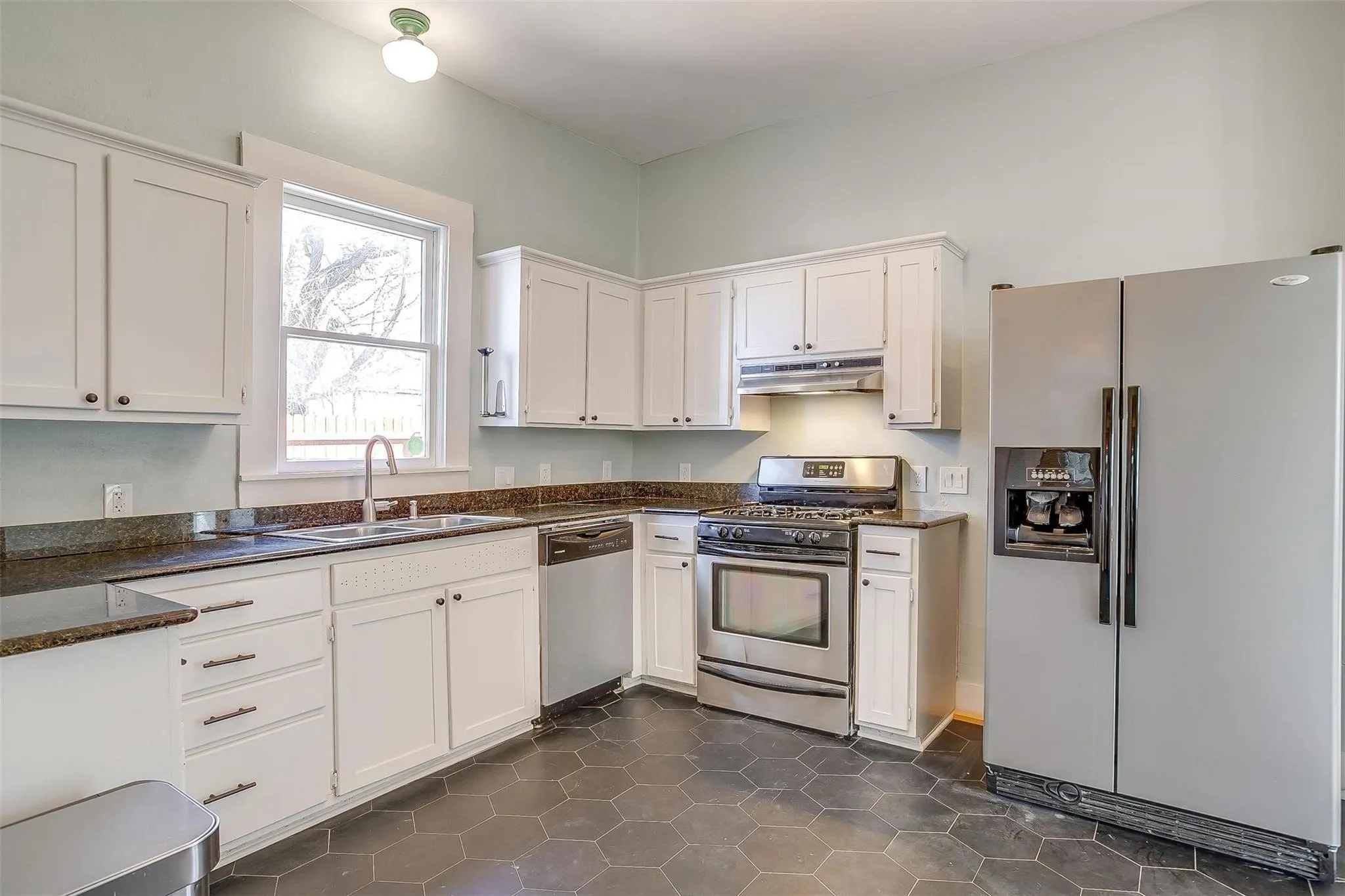 Single Family Residence For Rent in Tarrant County , 1523 Alston Avenue, Fort Worth, Texas 76104, 3 Bedroom, 3 Bathroom, Garage spaces, 2,000 Sqft, built in 1925, mls#21360683, Real Estate Agent in Fort Worth, Homes For Rent in Tarrant county, Homes For Rent in Fort Worth, Realtor in Fort Worth Texas, Real Estate Brokerage Independent Realty Texas, Luminita Cordes Realtor