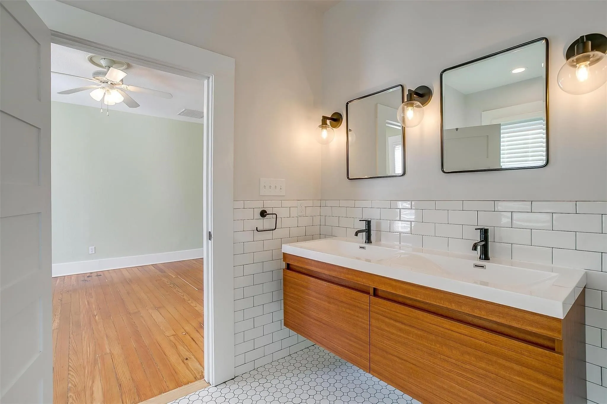 Single Family Residence For Rent in Tarrant County , 1523 Alston Avenue, Fort Worth, Texas 76104, 3 Bedroom, 3 Bathroom, Garage spaces, 2,000 Sqft, built in 1925, mls#21360683, Real Estate Agent in Fort Worth, Homes For Rent in Tarrant county, Homes For Rent in Fort Worth, Realtor in Fort Worth Texas, Real Estate Brokerage Independent Realty Texas, Luminita Cordes Realtor