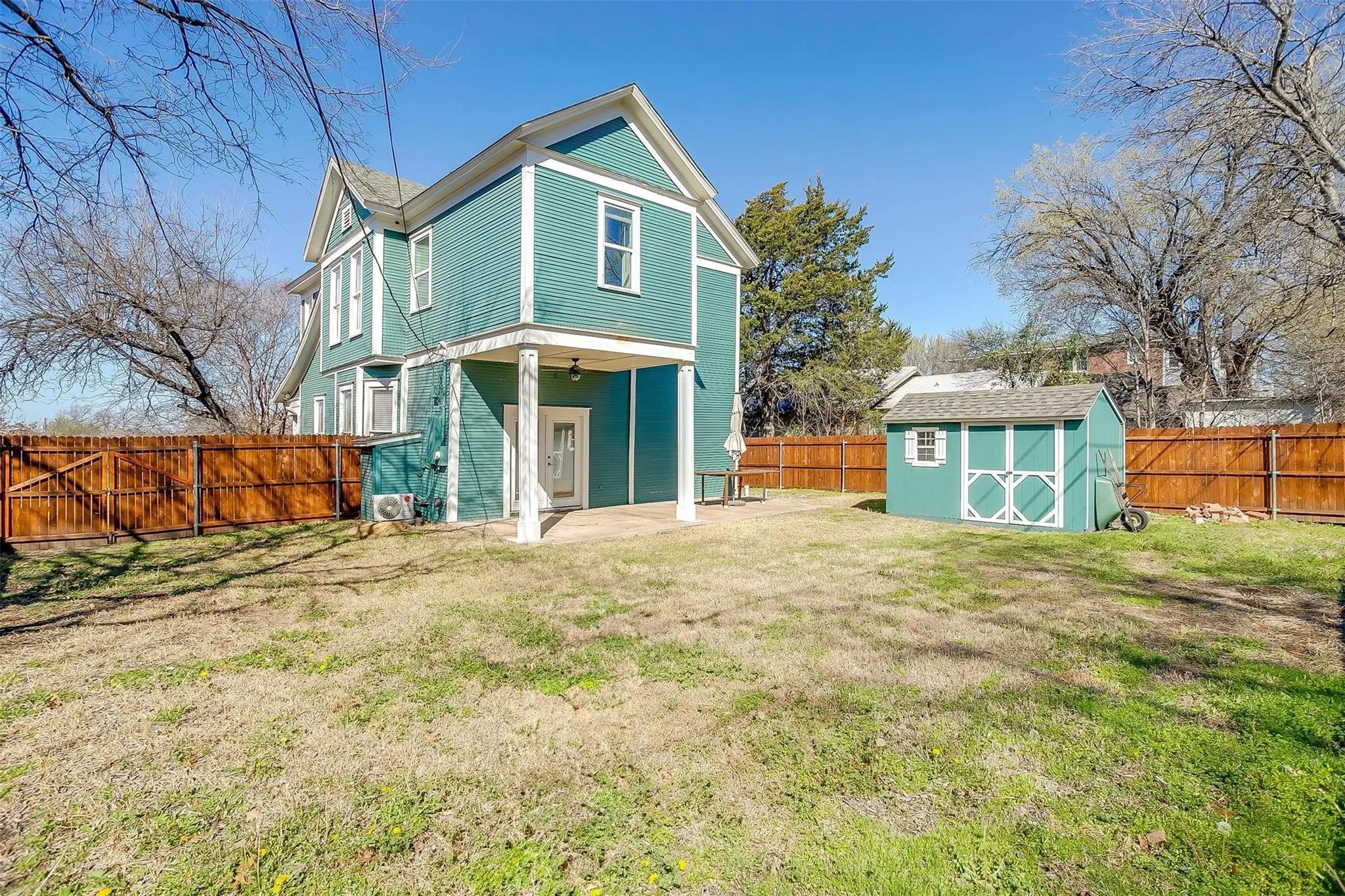 Single Family Residence For Rent in Tarrant County , 1523 Alston Avenue, Fort Worth, Texas 76104, 3 Bedroom, 3 Bathroom, Garage spaces, 2,000 Sqft, built in 1925, mls#21360683, Real Estate Agent in Fort Worth, Homes For Rent in Tarrant county, Homes For Rent in Fort Worth, Realtor in Fort Worth Texas, Real Estate Brokerage Independent Realty Texas, Luminita Cordes Realtor