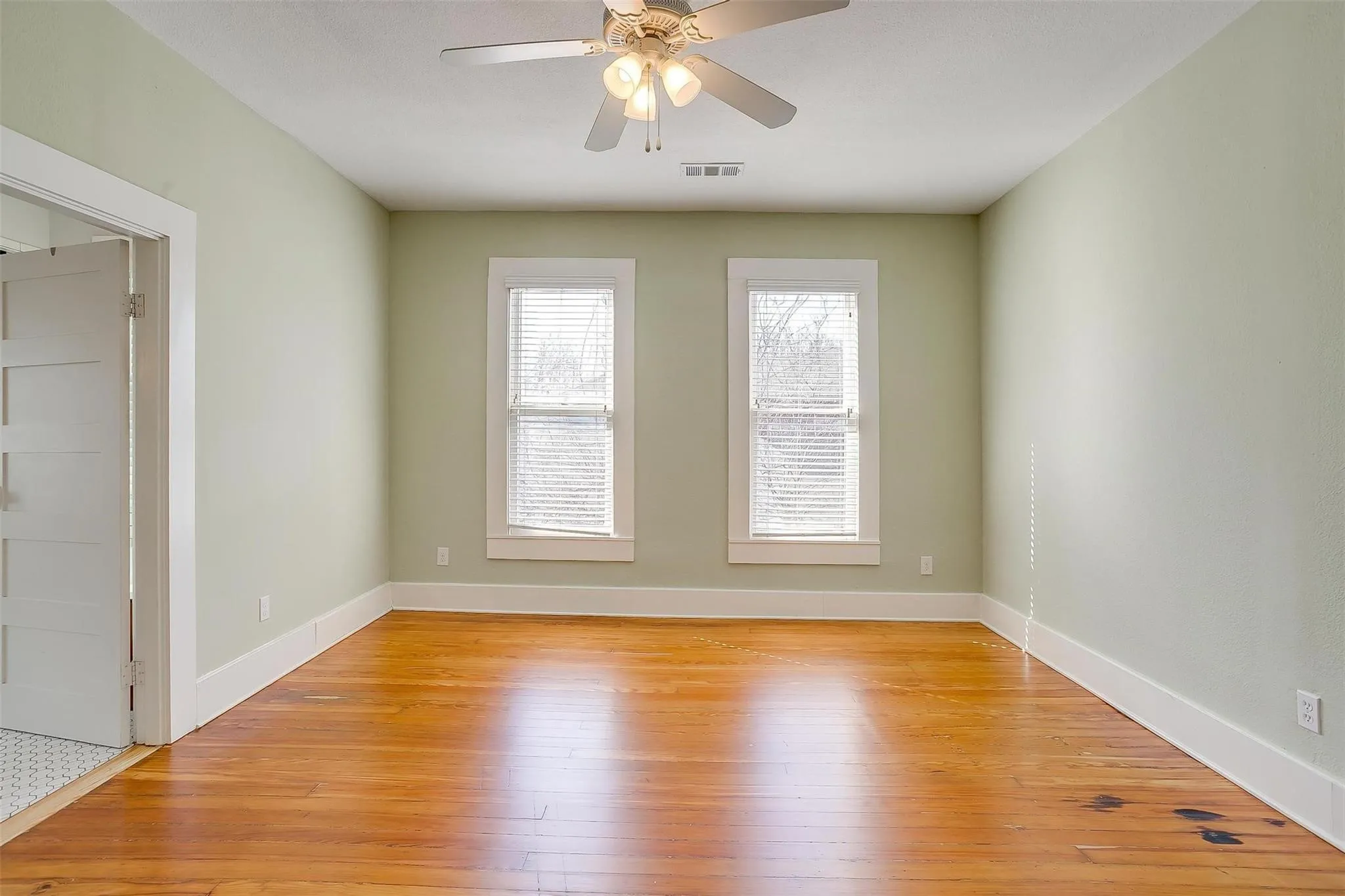 Single Family Residence For Rent in Tarrant County , 1523 Alston Avenue, Fort Worth, Texas 76104, 3 Bedroom, 3 Bathroom, Garage spaces, 2,000 Sqft, built in 1925, mls#21360683, Real Estate Agent in Fort Worth, Homes For Rent in Tarrant county, Homes For Rent in Fort Worth, Realtor in Fort Worth Texas, Real Estate Brokerage Independent Realty Texas, Luminita Cordes Realtor