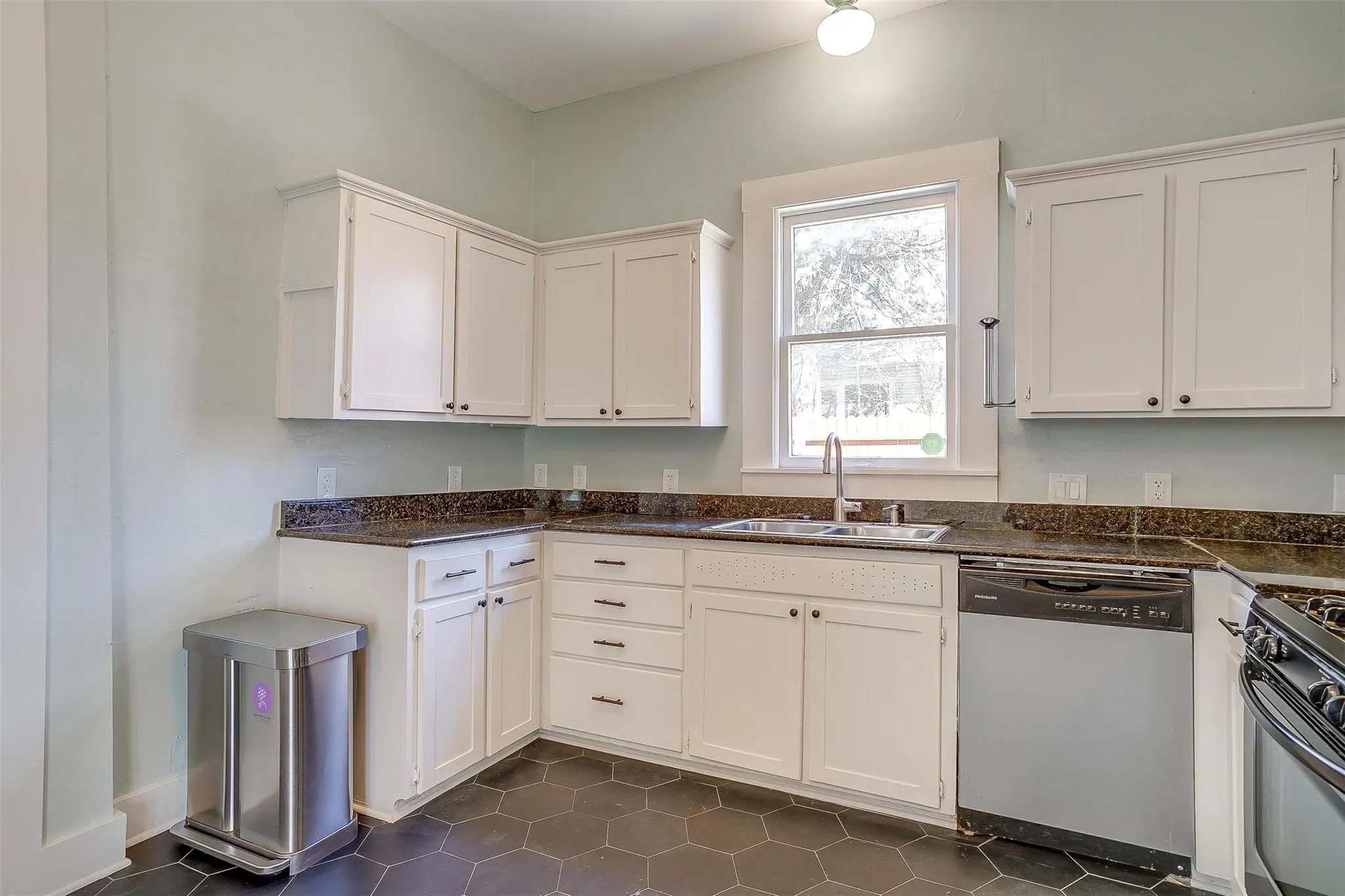 Single Family Residence For Rent in Tarrant County , 1523 Alston Avenue, Fort Worth, Texas 76104, 3 Bedroom, 3 Bathroom, Garage spaces, 2,000 Sqft, built in 1925, mls#21360683, Real Estate Agent in Fort Worth, Homes For Rent in Tarrant county, Homes For Rent in Fort Worth, Realtor in Fort Worth Texas, Real Estate Brokerage Independent Realty Texas, Luminita Cordes Realtor