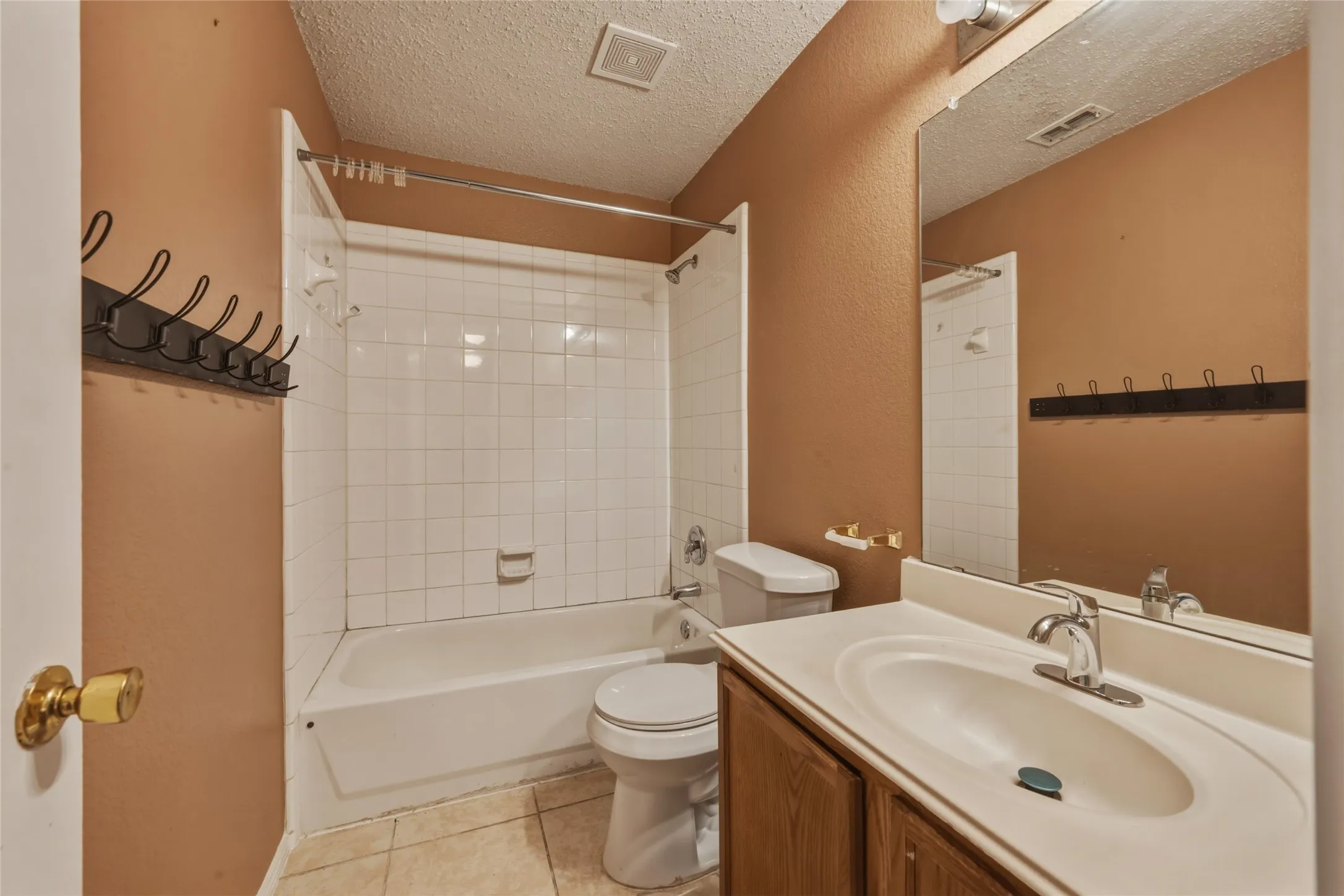 Single Family Residence For Sale in Dallas County , 8449 Canvasback Lane, Dallas, Texas 75249, 4 Bedroom, 2 Bathroom, 2 Garage spaces, 1,945 Sqft, built in 2003, mls#21359242, Real Estate Agent in Dallas, Homes For Sale in Dallas county, Homes For Sale in Dallas, Realtor in Dallas Texas, Real Estate Brokerage Independent Realty Texas, Luminita Cordes Realtor
