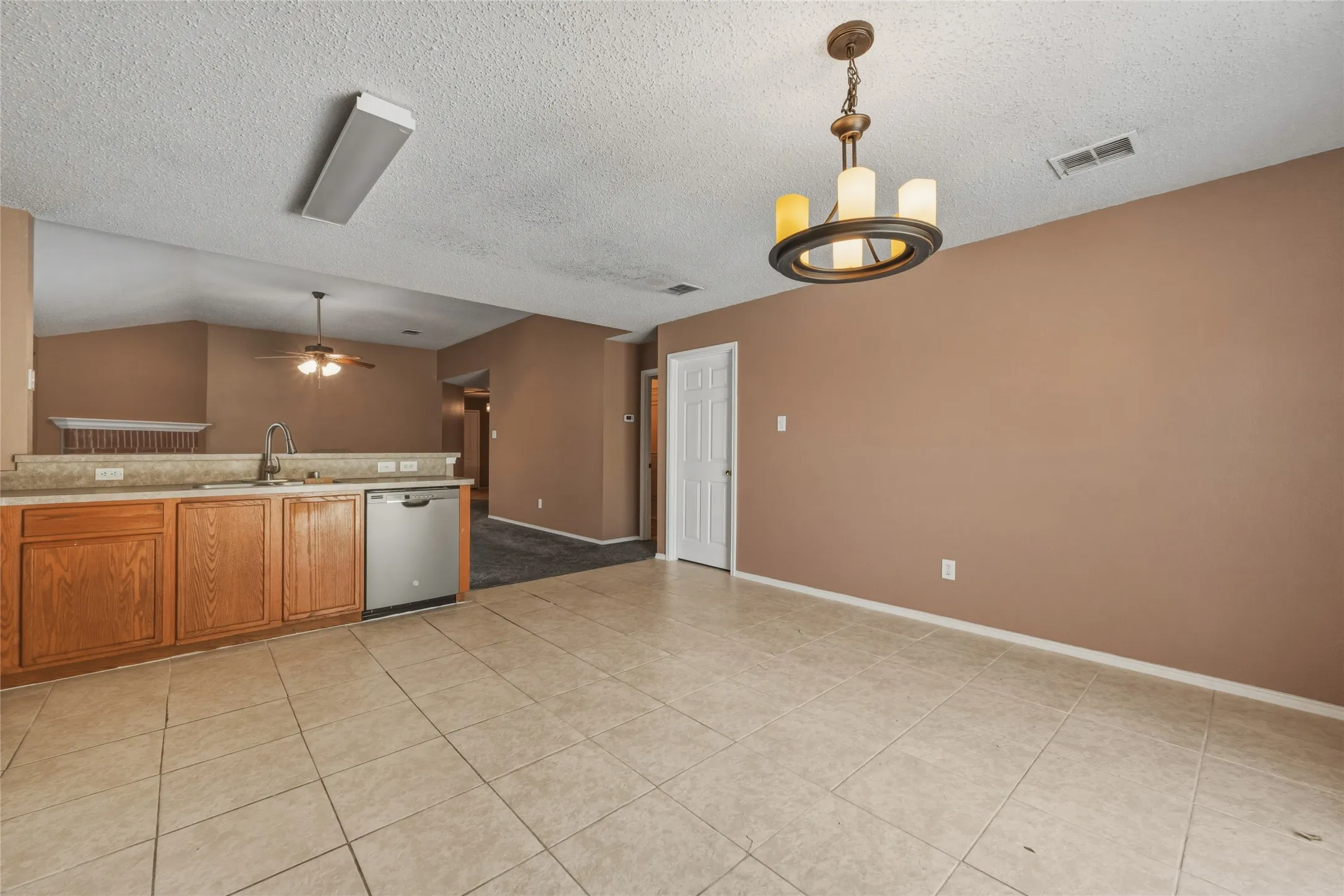 Single Family Residence For Sale in Dallas County , 8449 Canvasback Lane, Dallas, Texas 75249, 4 Bedroom, 2 Bathroom, 2 Garage spaces, 1,945 Sqft, built in 2003, mls#21359242, Real Estate Agent in Dallas, Homes For Sale in Dallas county, Homes For Sale in Dallas, Realtor in Dallas Texas, Real Estate Brokerage Independent Realty Texas, Luminita Cordes Realtor